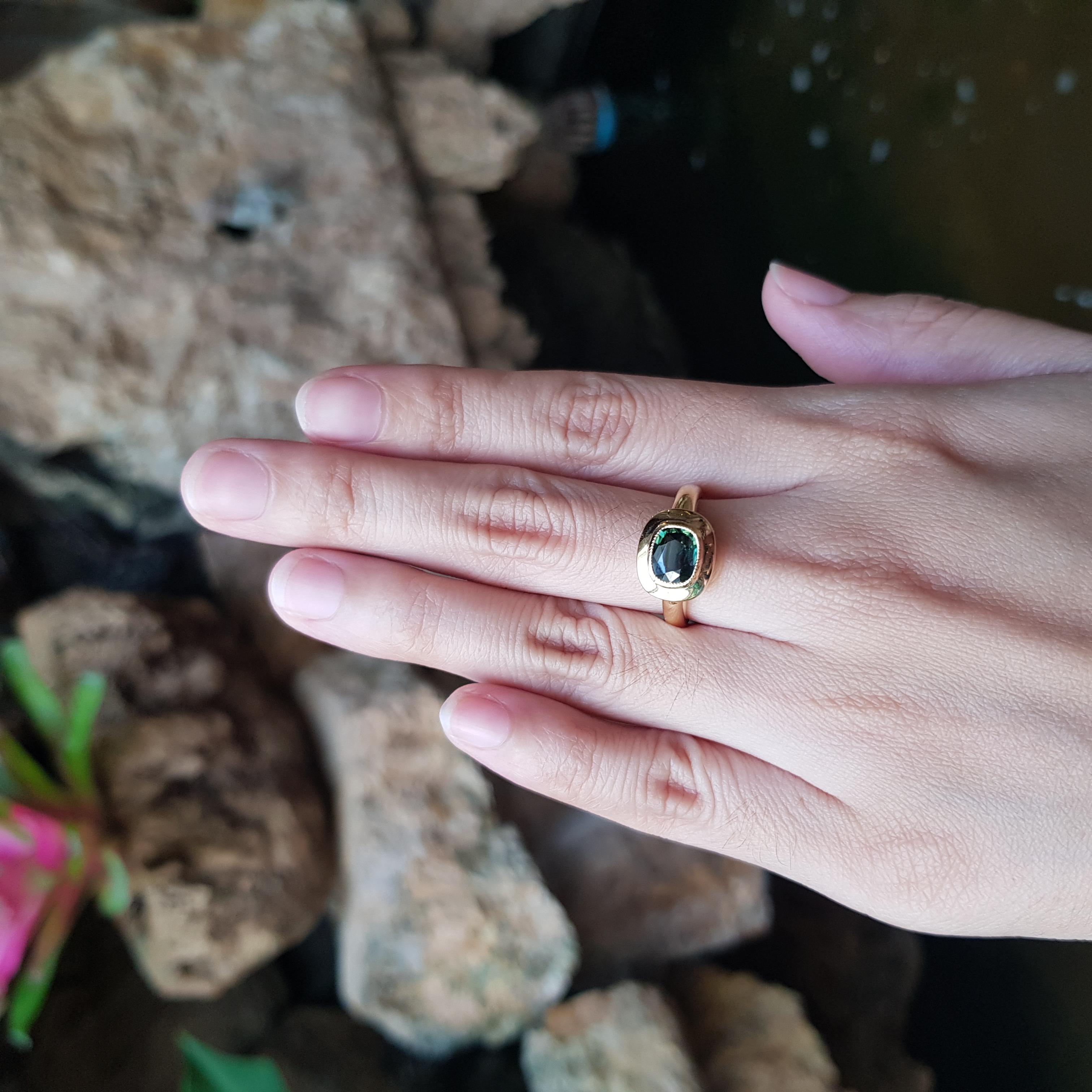 Green Sapphire 1.63 carats Ring set in 18K Gold Settings

Width:  1.2 cm 
Length: 1.0 cm
Ring Size: 53
Total Weight: 5.59 grams

