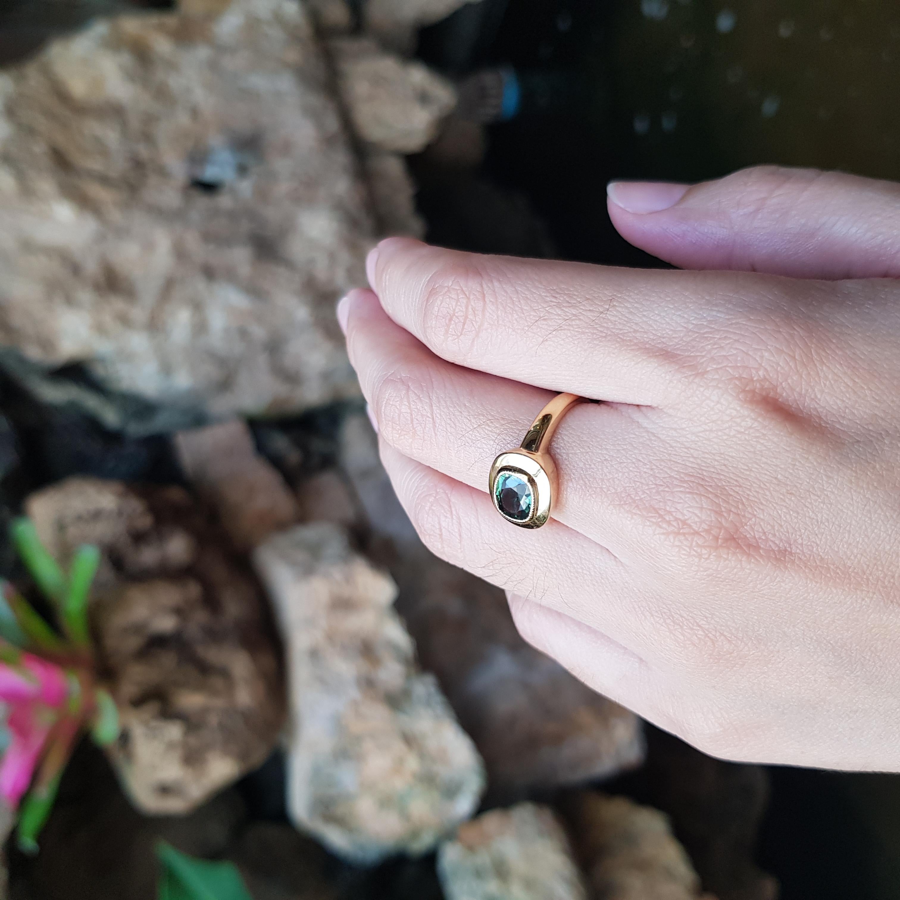 Contemporary Green Sapphire Ring set in 18K Gold Settings For Sale
