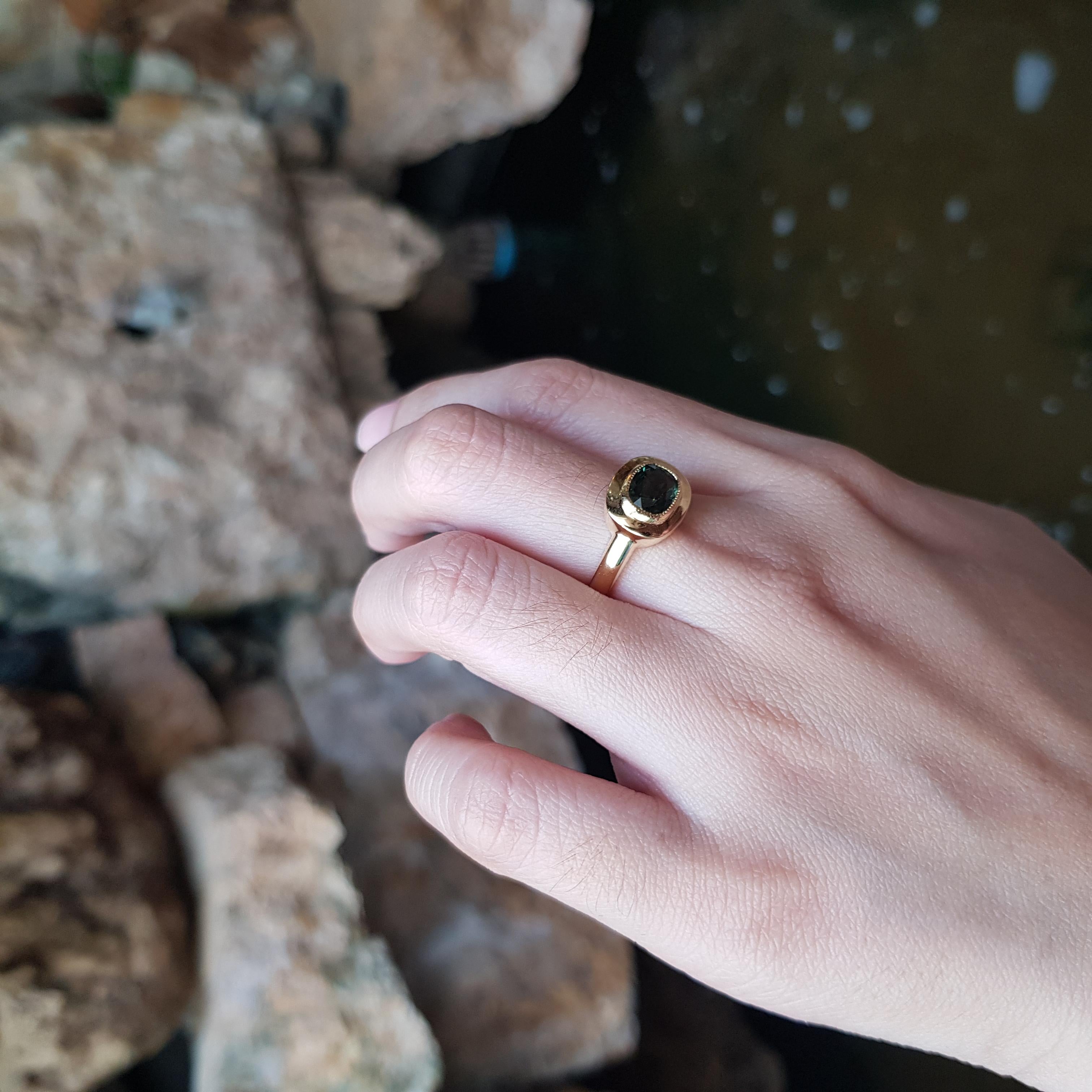 Oval Cut Green Sapphire Ring set in 18K Gold Settings For Sale