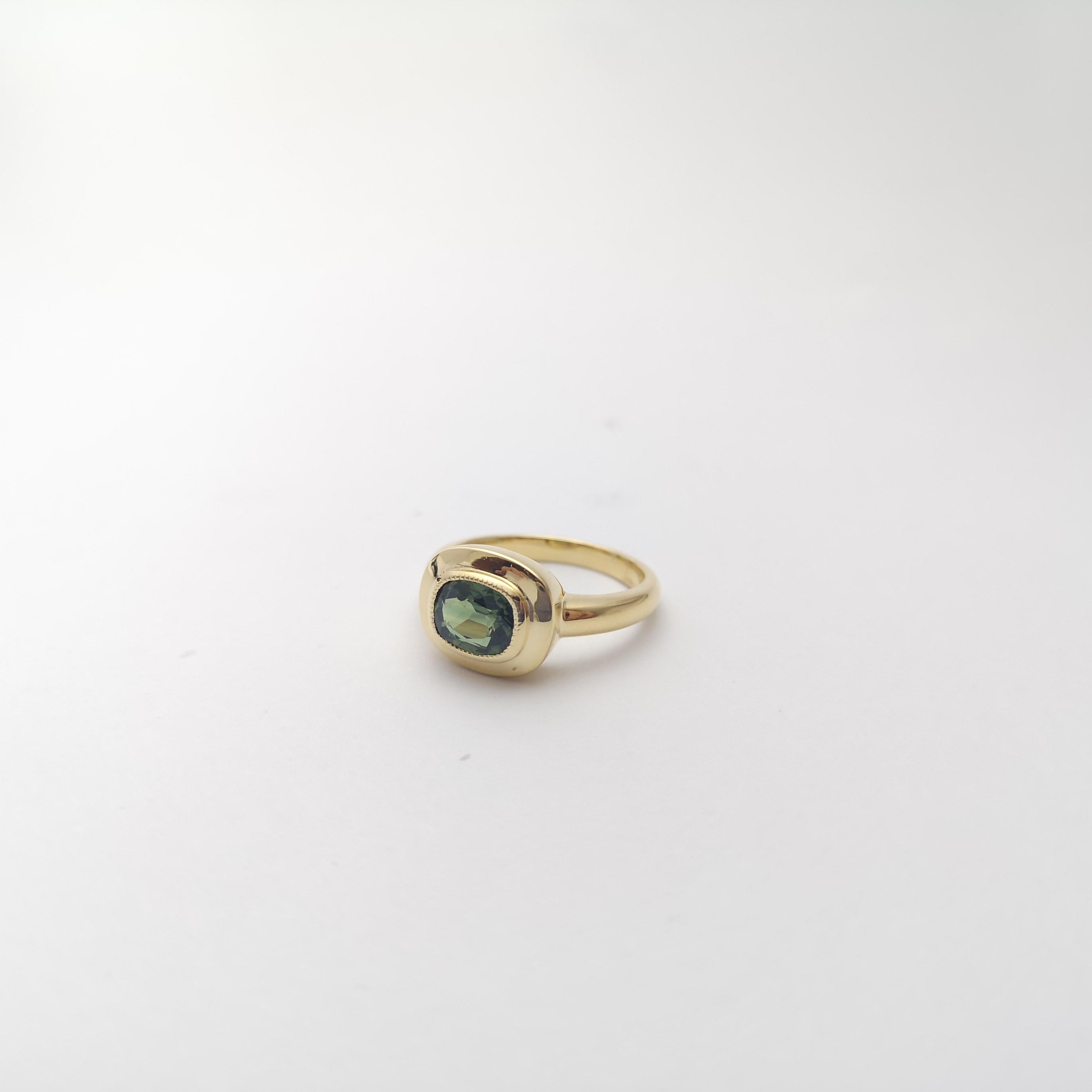 Women's or Men's Green Sapphire Ring set in 18K Gold Settings For Sale