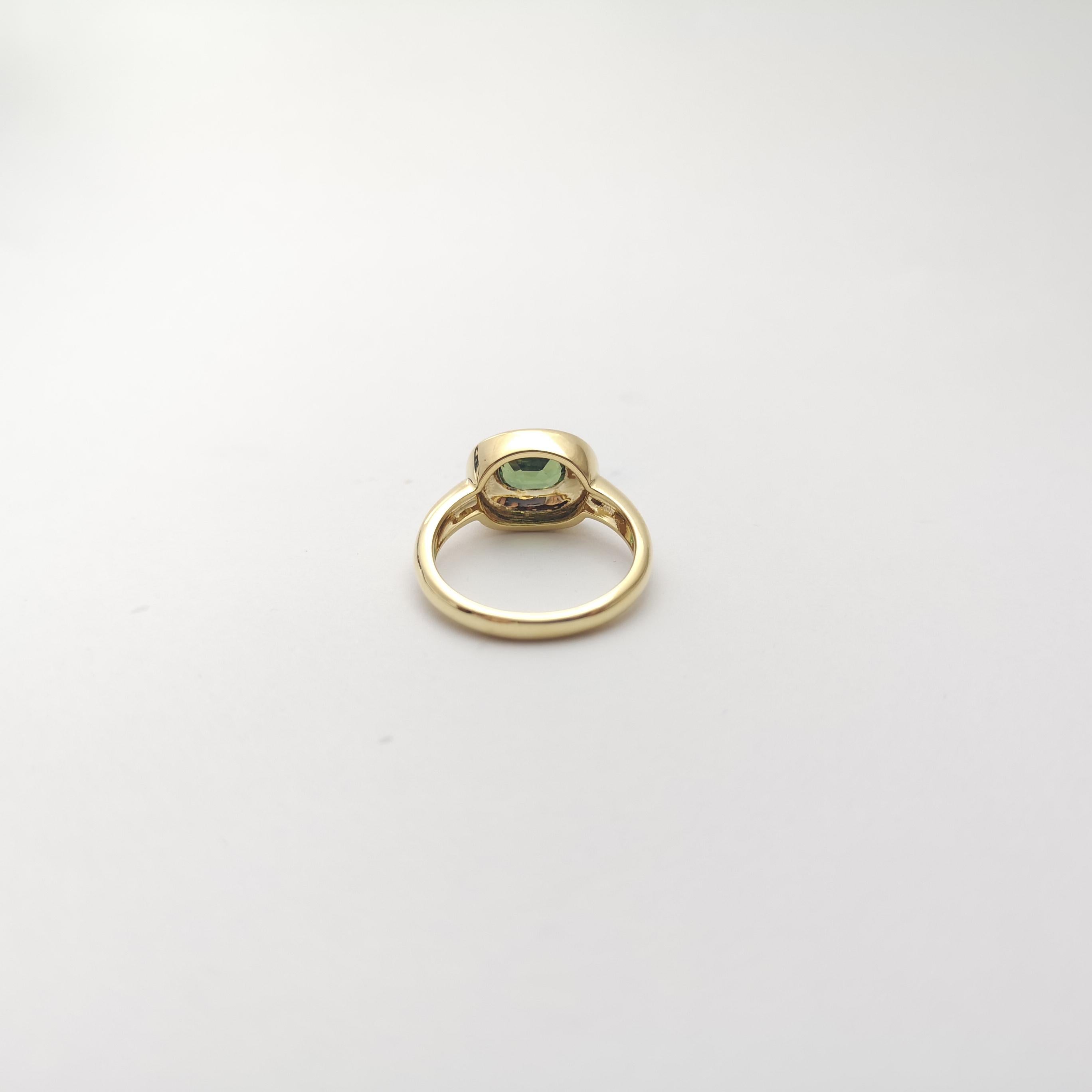 Green Sapphire Ring set in 18K Gold Settings For Sale 1