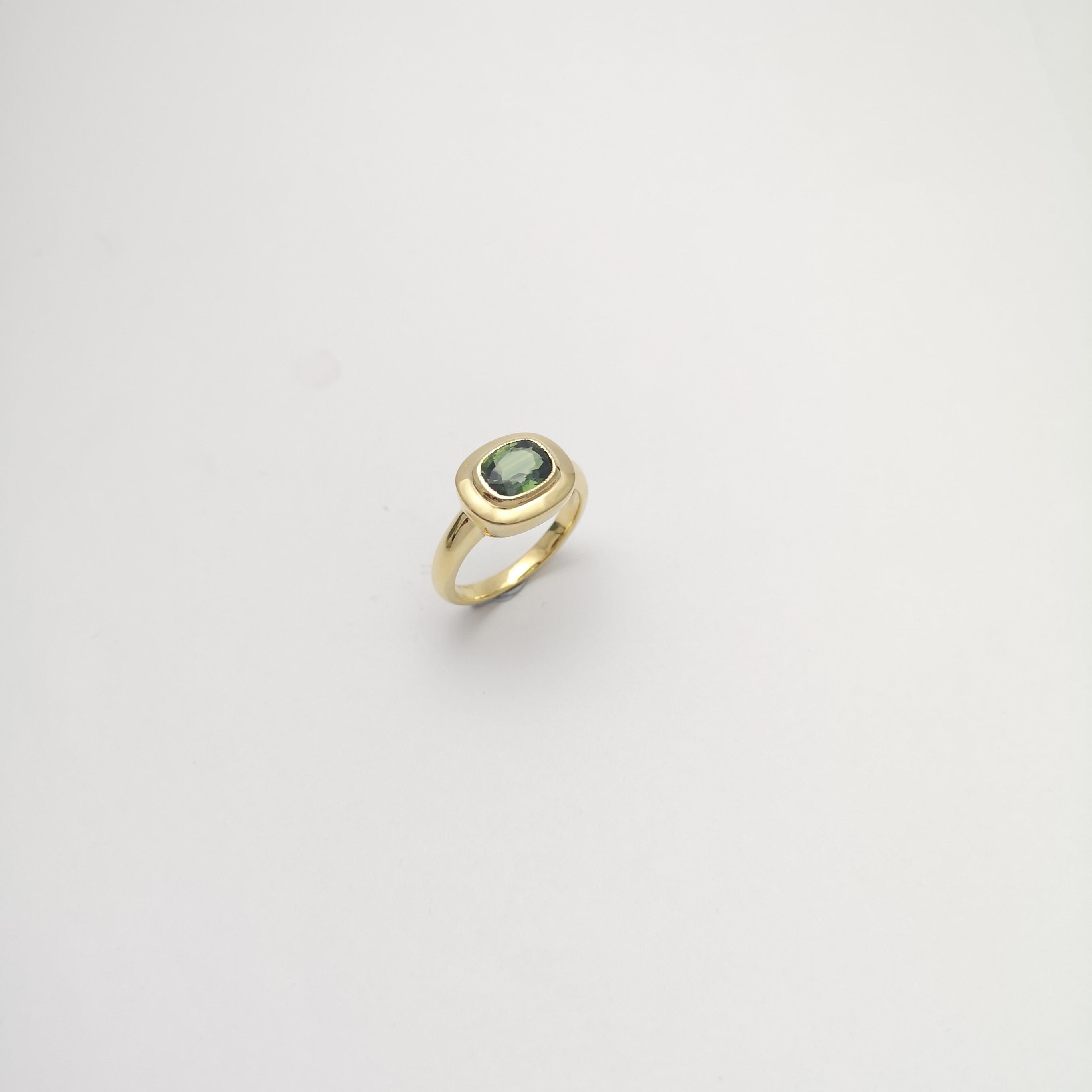 Green Sapphire Ring set in 18K Gold Settings For Sale 2