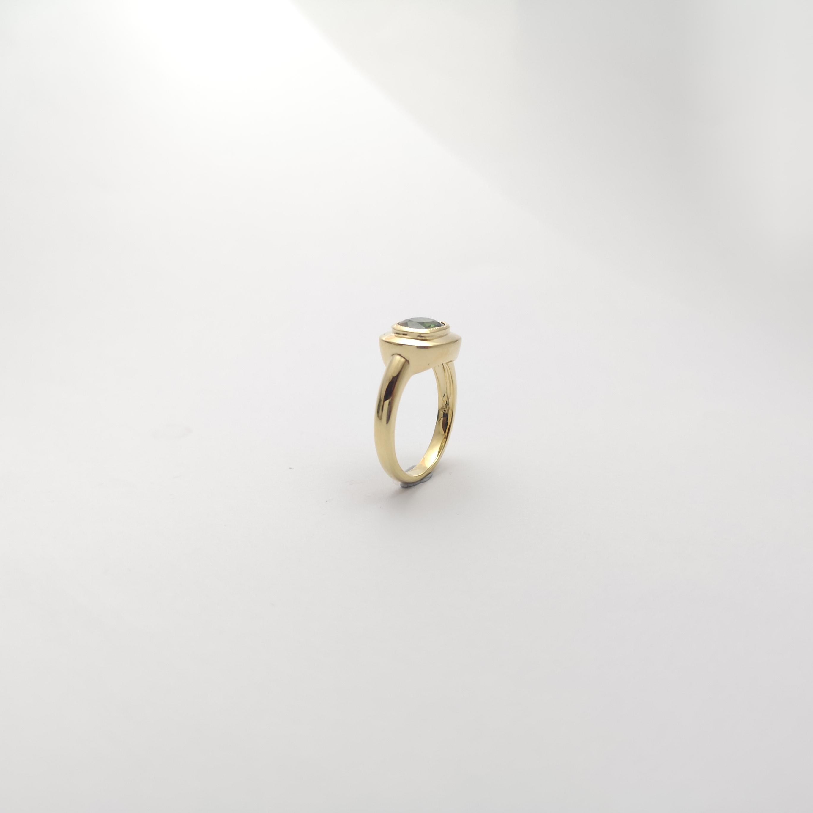 Green Sapphire Ring set in 18K Gold Settings For Sale 3