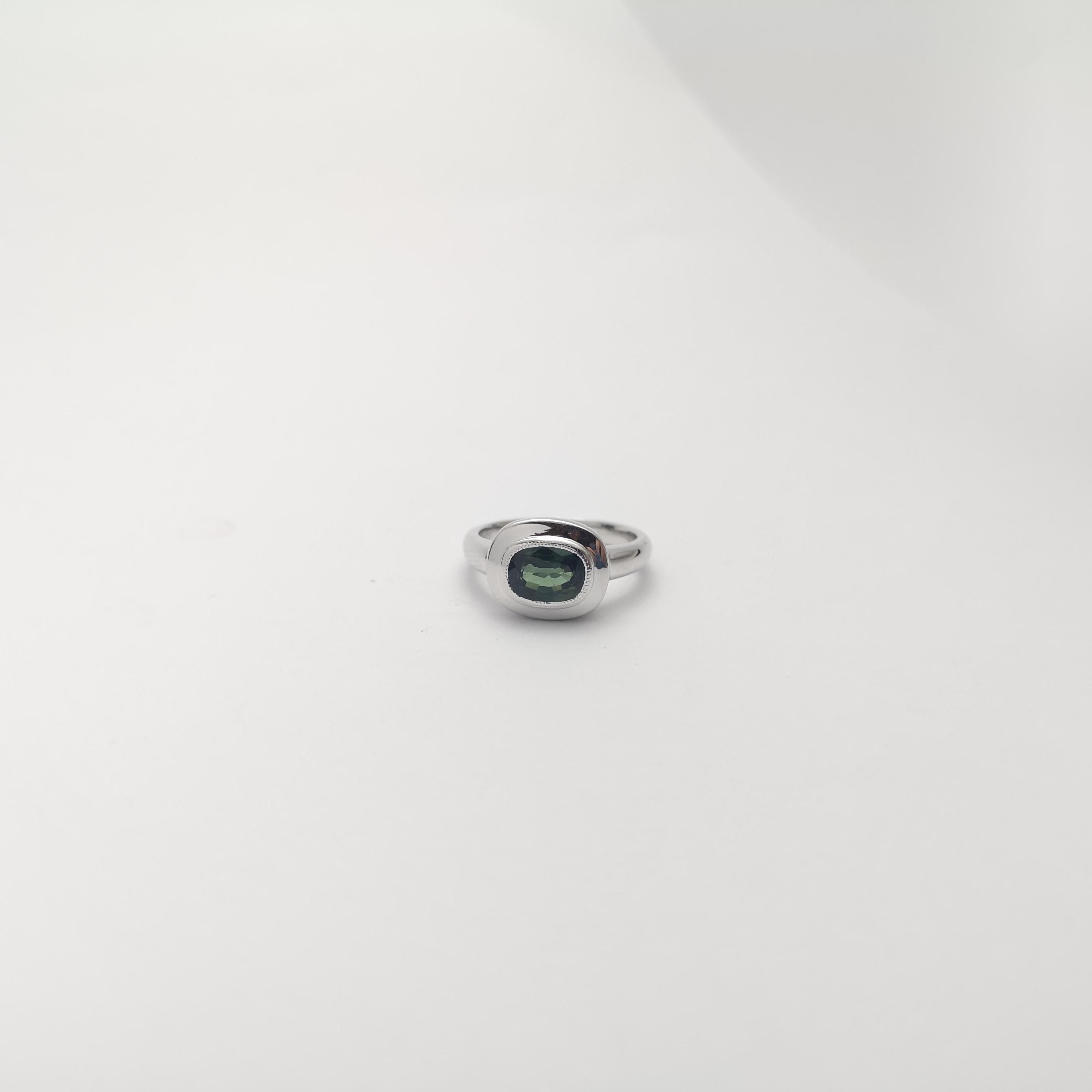 Bague en saphir vert serti dans une monture en or blanc 18K en vente 4
