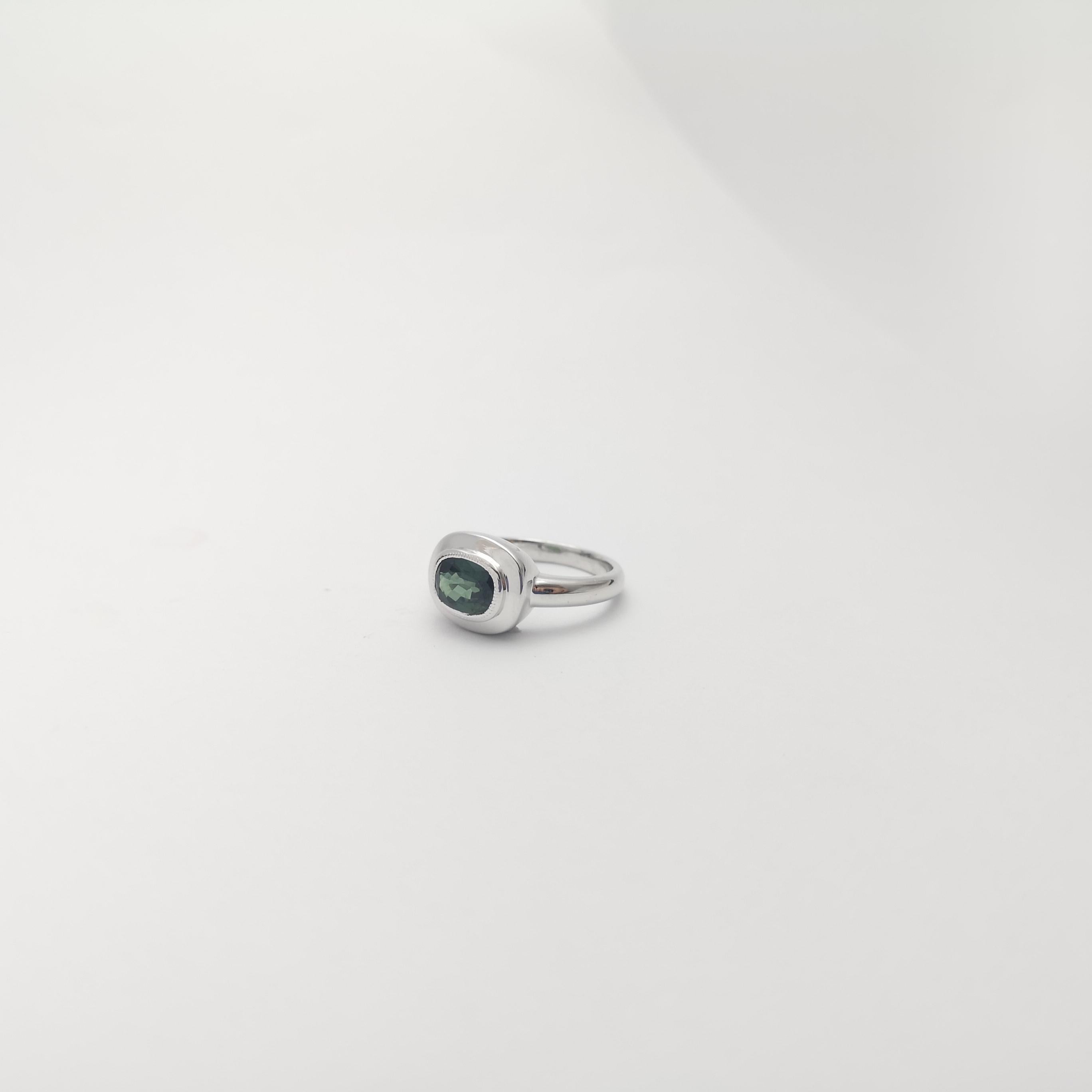Bague en saphir vert serti dans une monture en or blanc 18K en vente 5