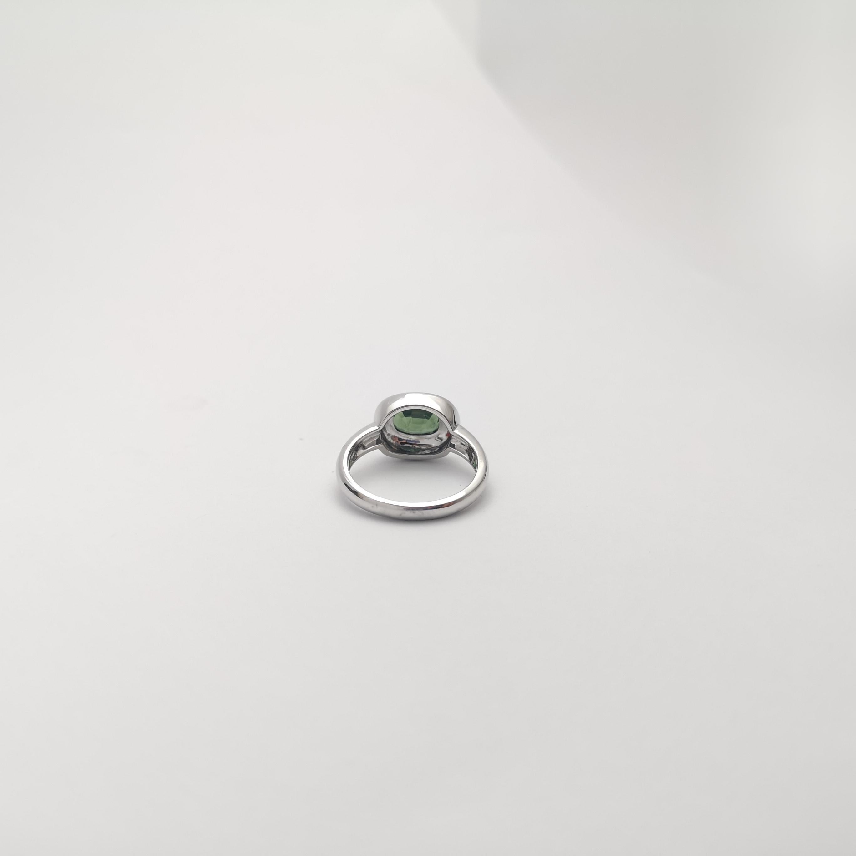 Bague en saphir vert serti dans une monture en or blanc 18K en vente 6