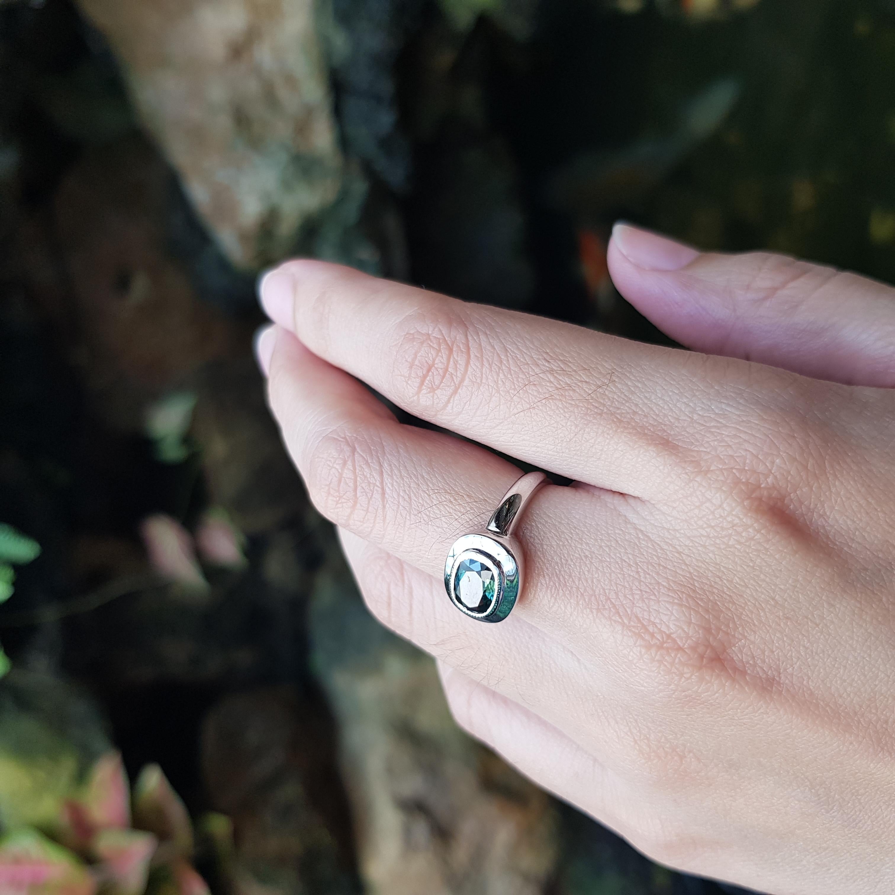 Contemporain Bague en saphir vert serti dans une monture en or blanc 18K en vente