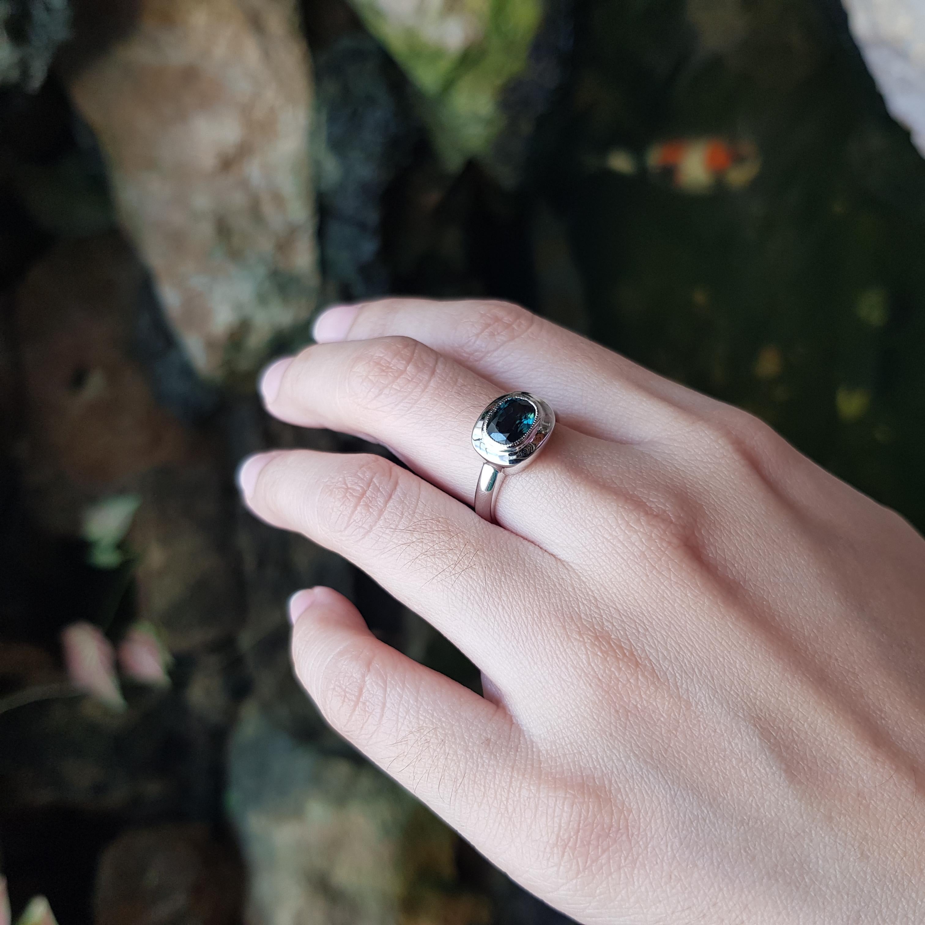 Taille ovale Bague en saphir vert serti dans une monture en or blanc 18K en vente