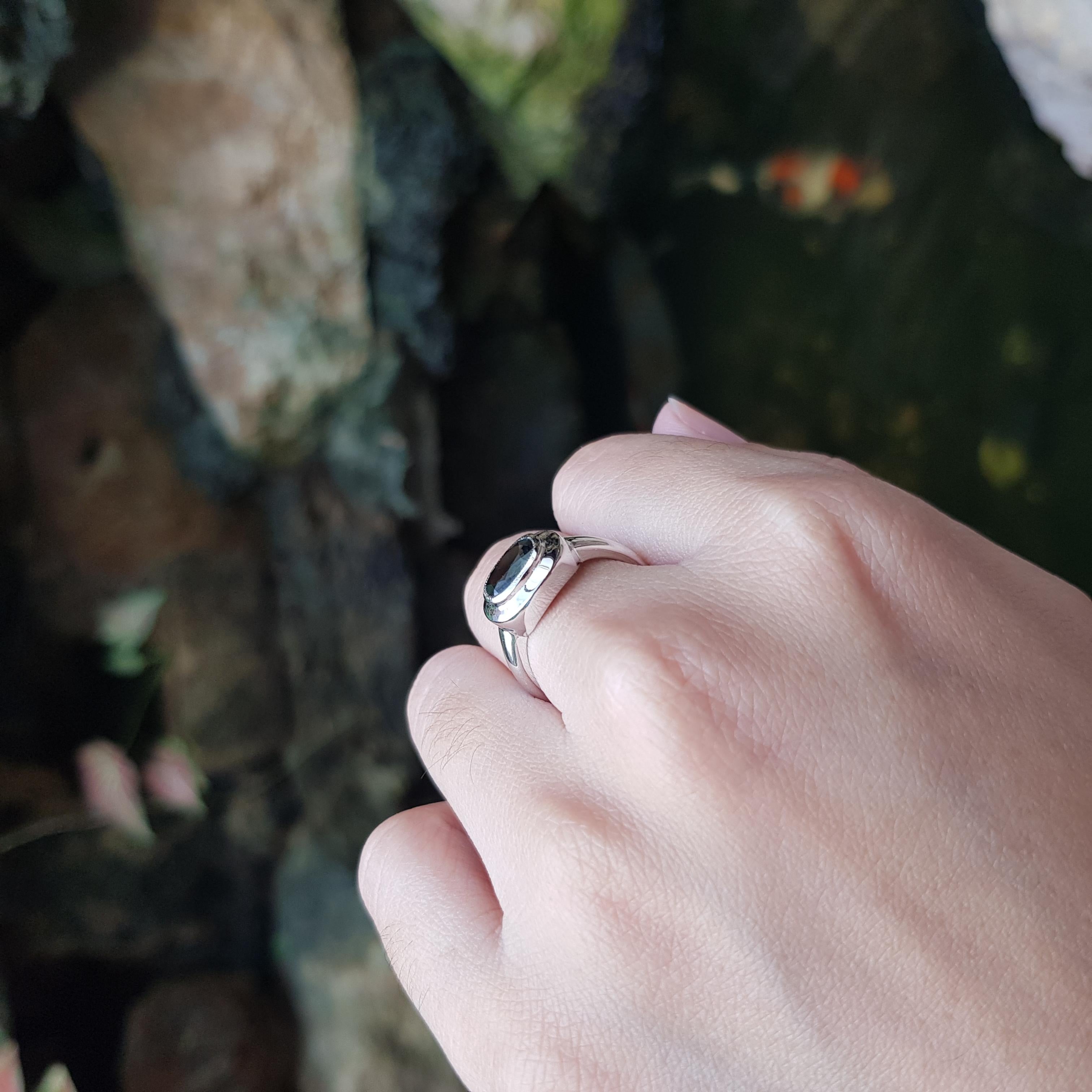 Bague en saphir vert serti dans une monture en or blanc 18K Neuf - En vente à Bangkok, TH