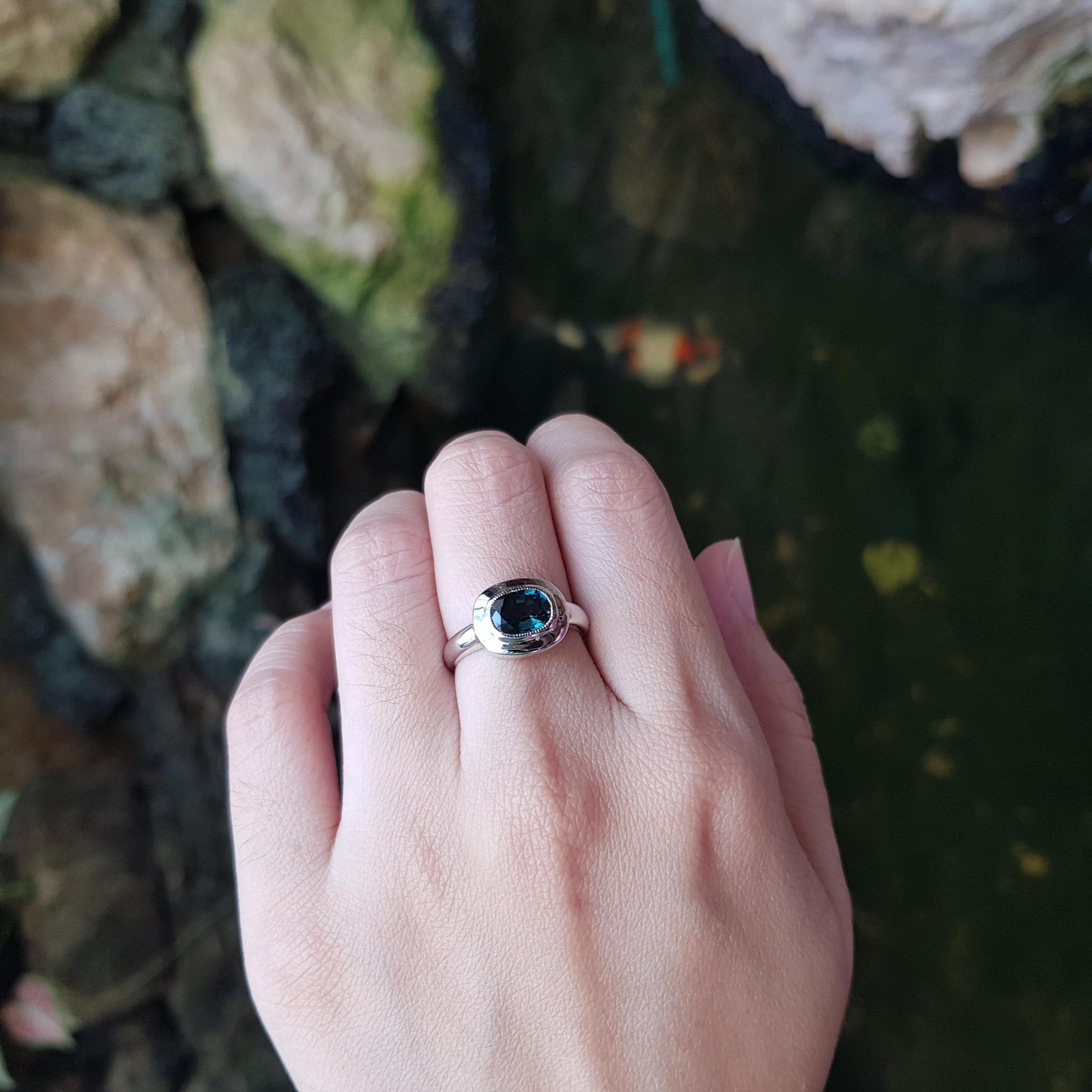 Bague en saphir vert serti dans une monture en or blanc 18K Pour femmes en vente