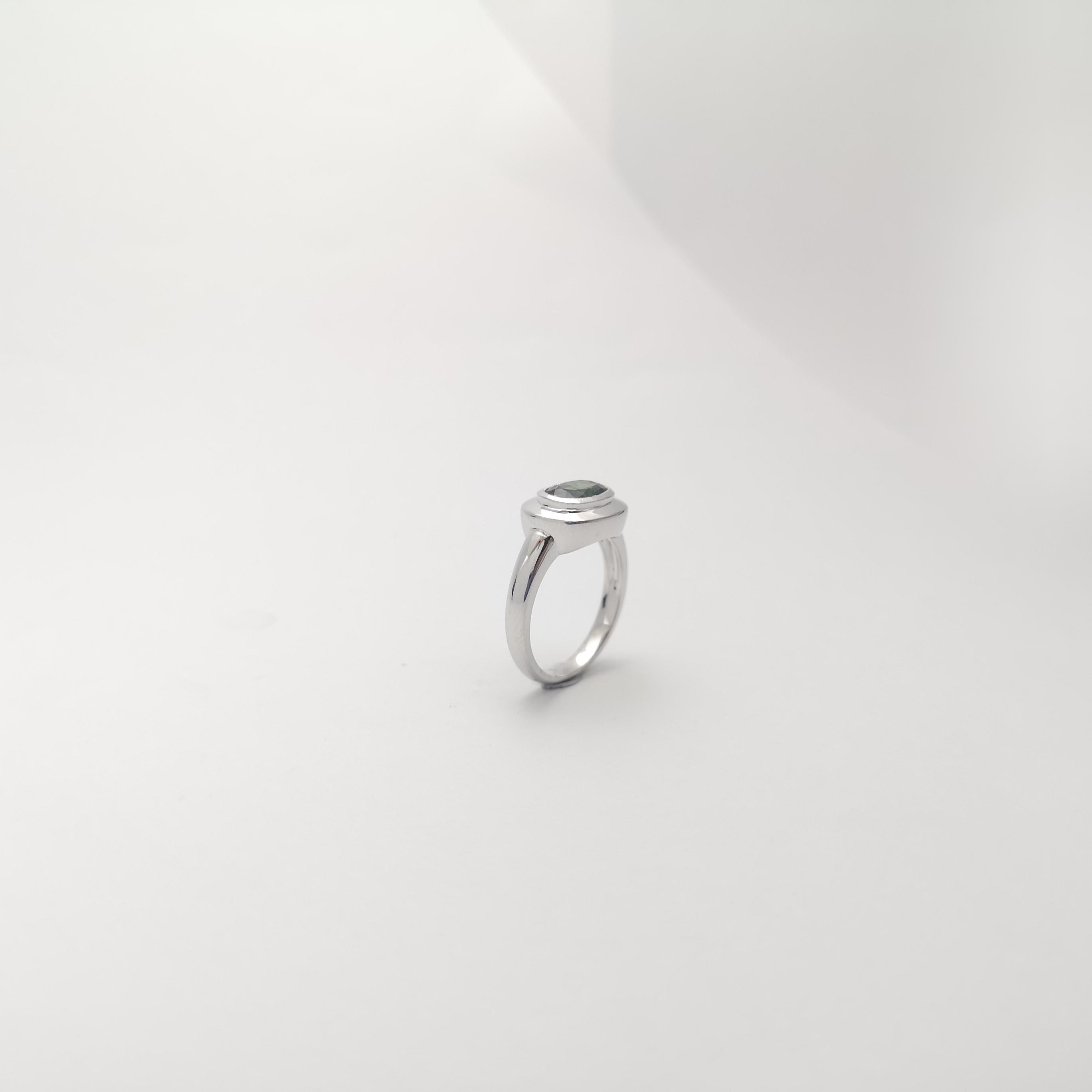 Bague en saphir vert serti dans une monture en or blanc 18K en vente 1