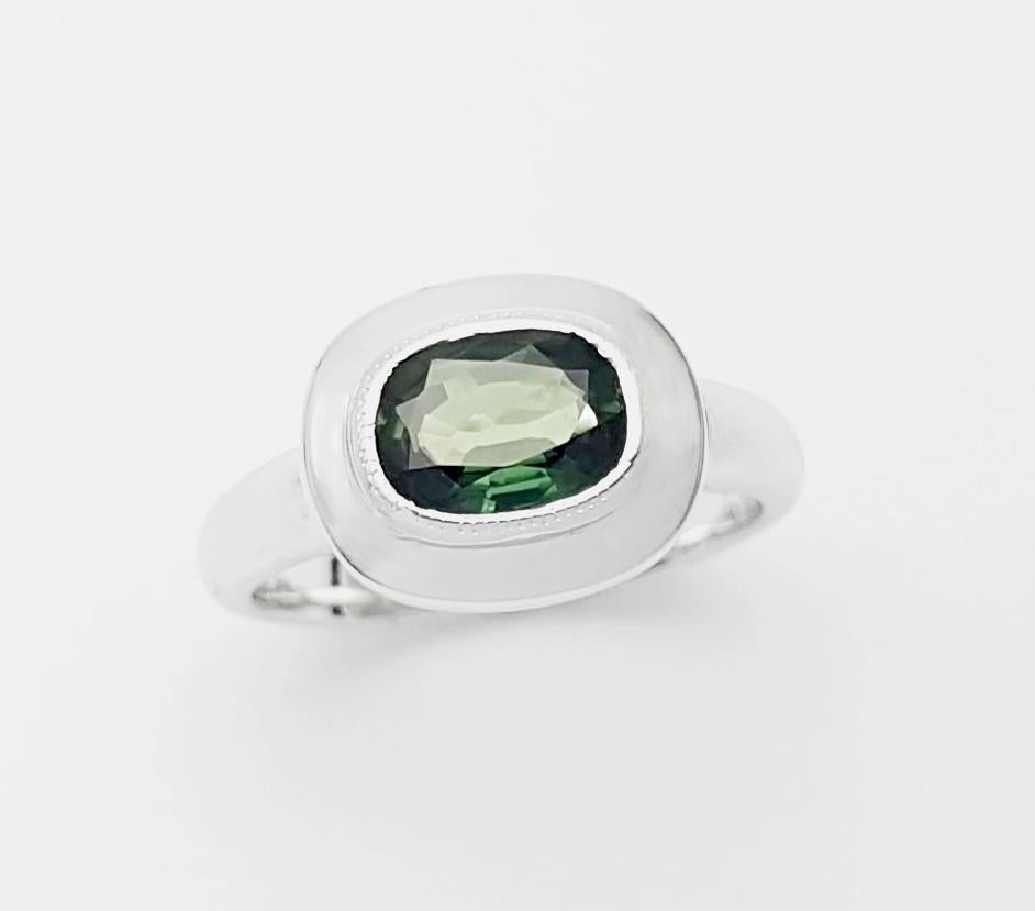 Bague en saphir vert serti dans une monture en or blanc 18K en vente 2