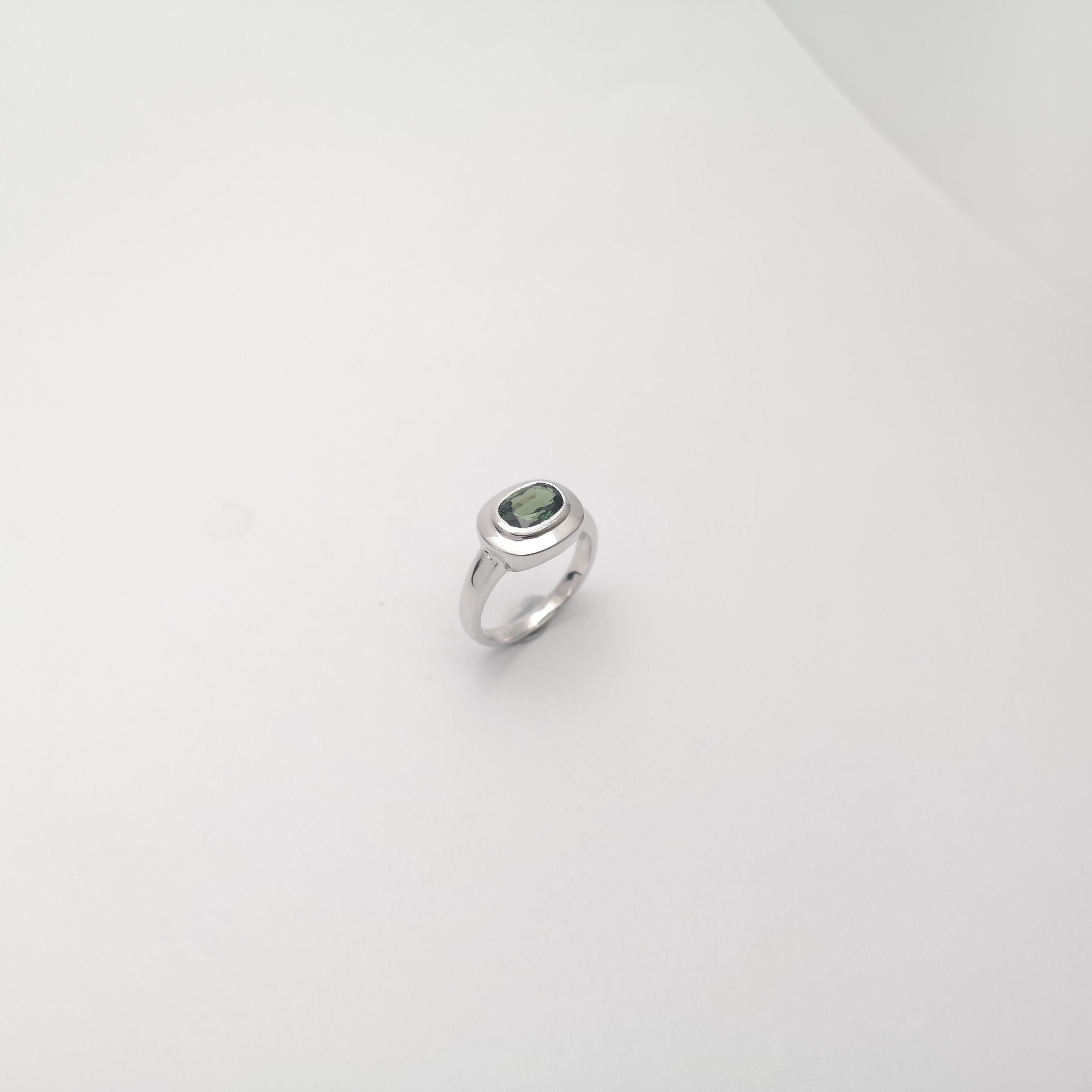 Bague en saphir vert serti dans une monture en or blanc 18K en vente 3