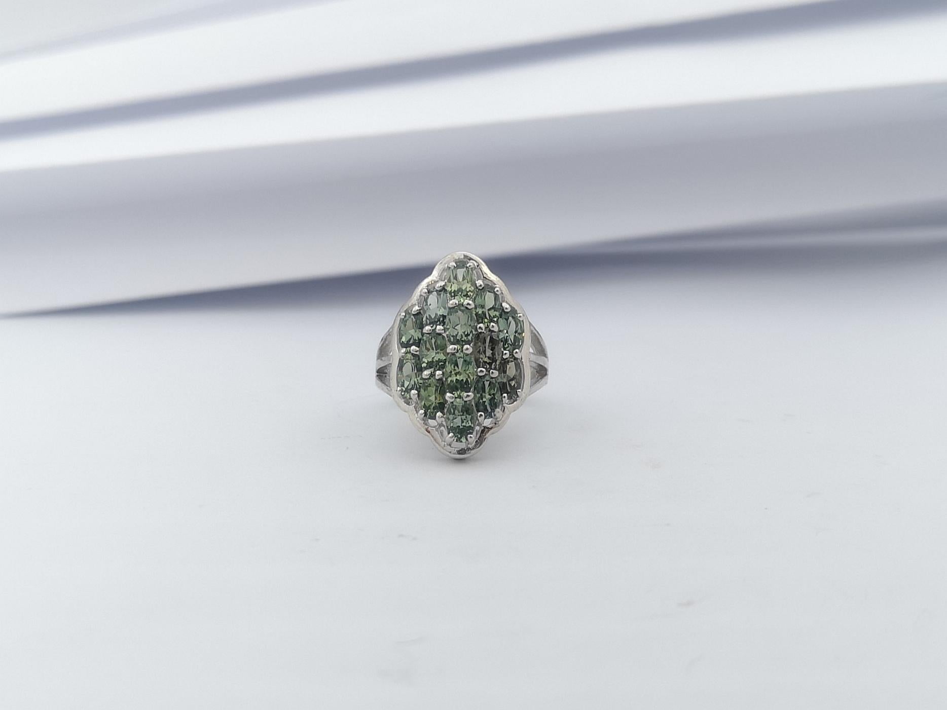 Bague en saphir vert sertie dans les paramètres argentés en vente 4