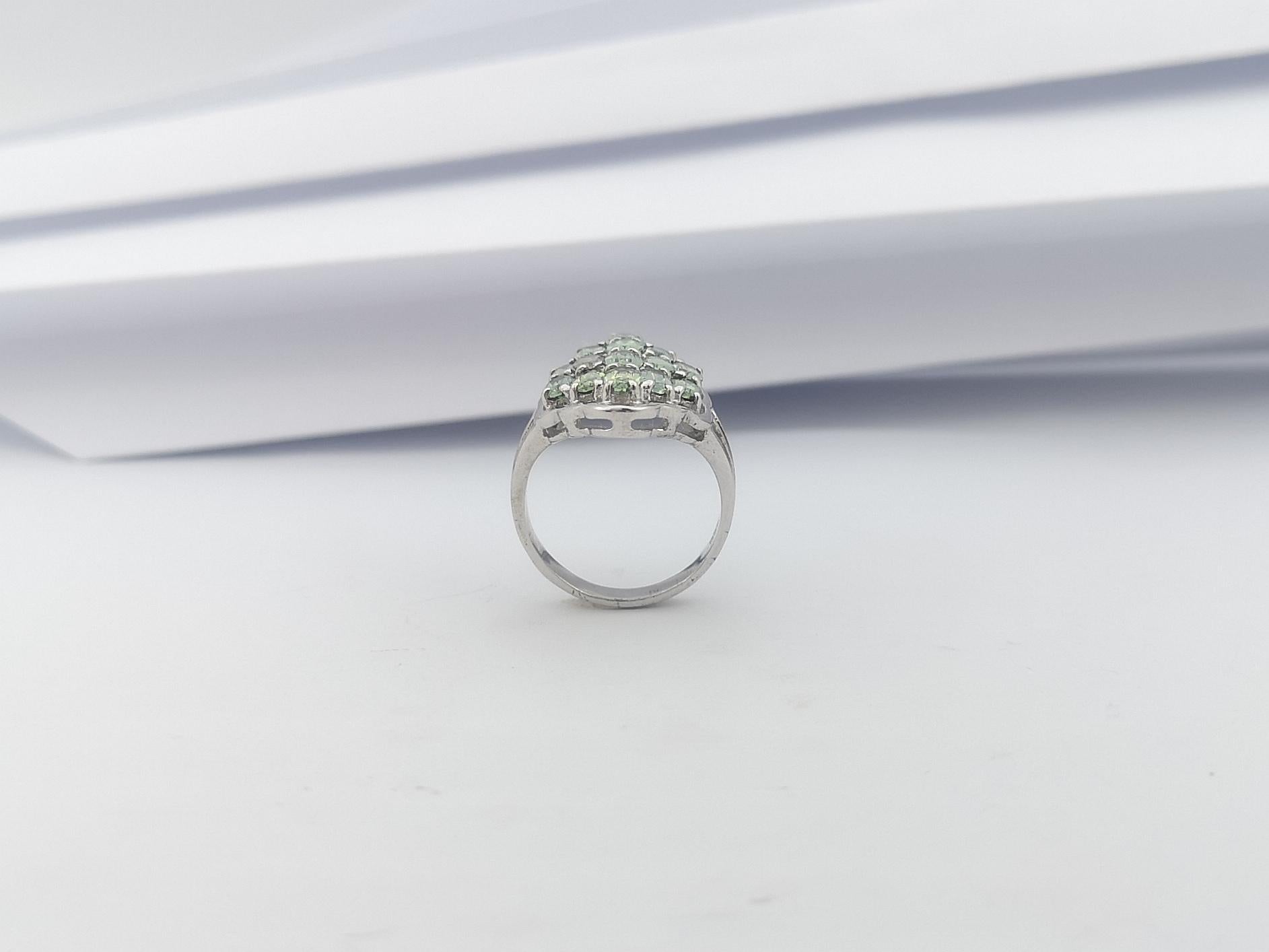Bague en saphir vert sertie dans les paramètres argentés en vente 8