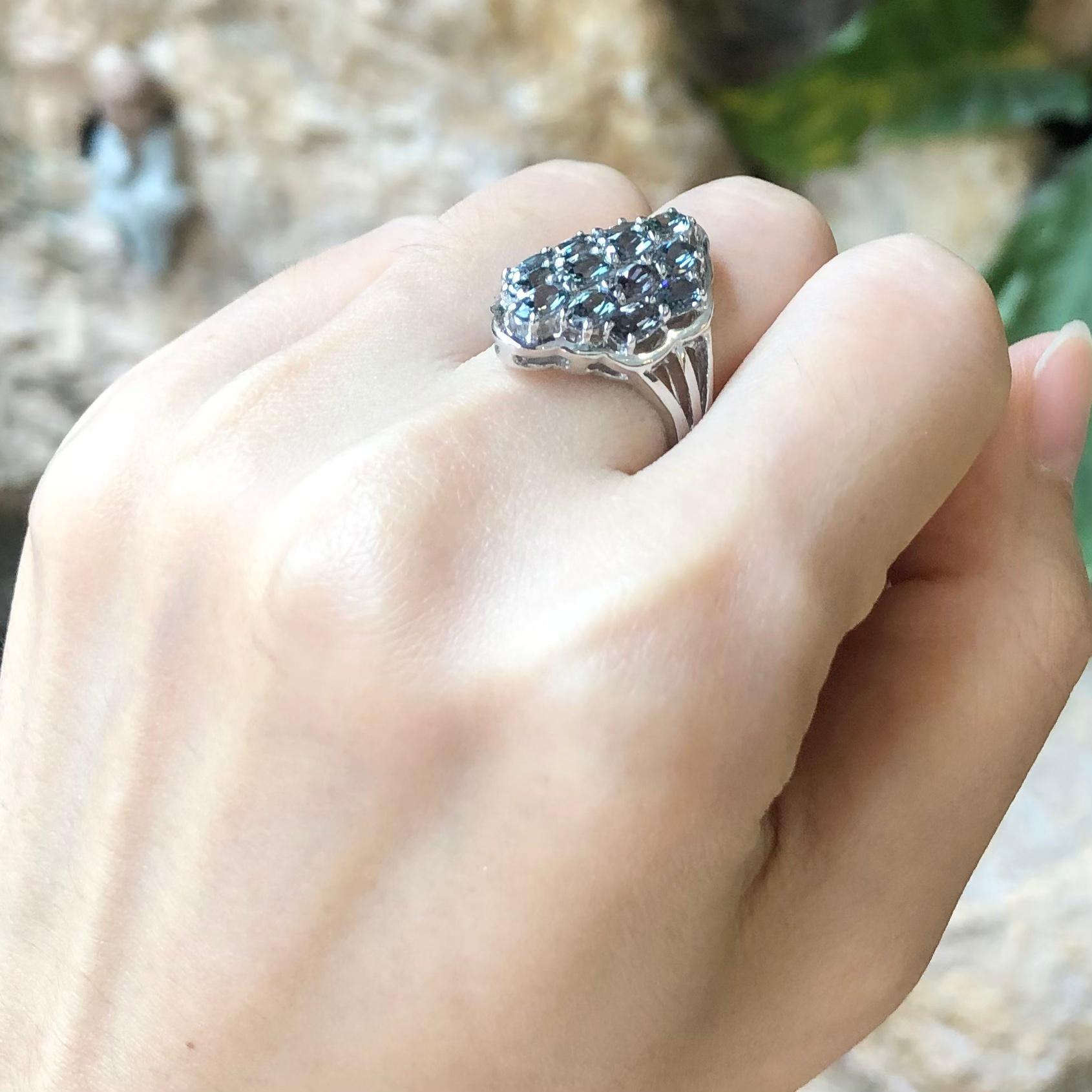 Contemporain Bague en saphir vert sertie dans les paramètres argentés en vente
