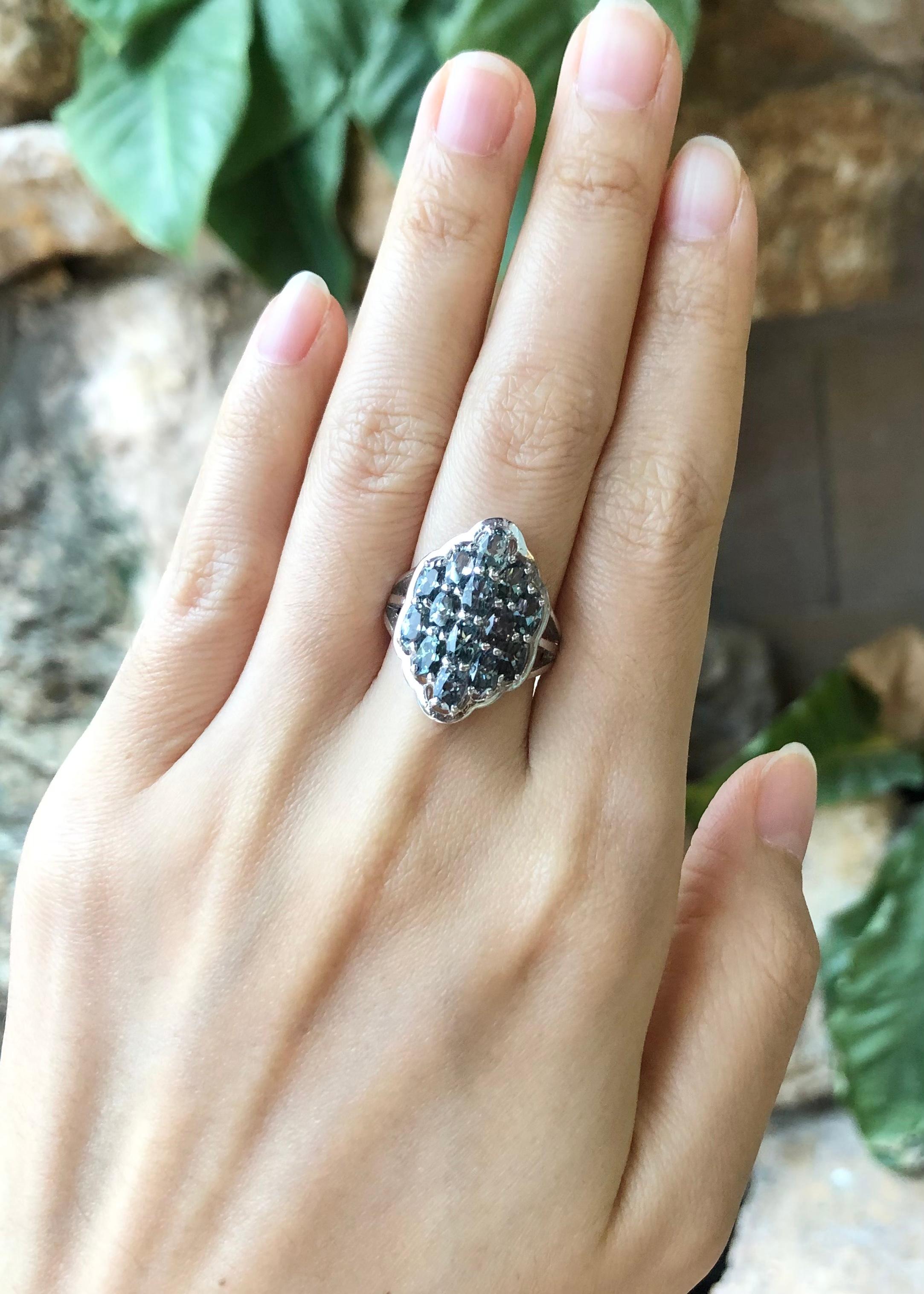 Bague en saphir vert sertie dans les paramètres argentés Neuf - En vente à Dusit, 10