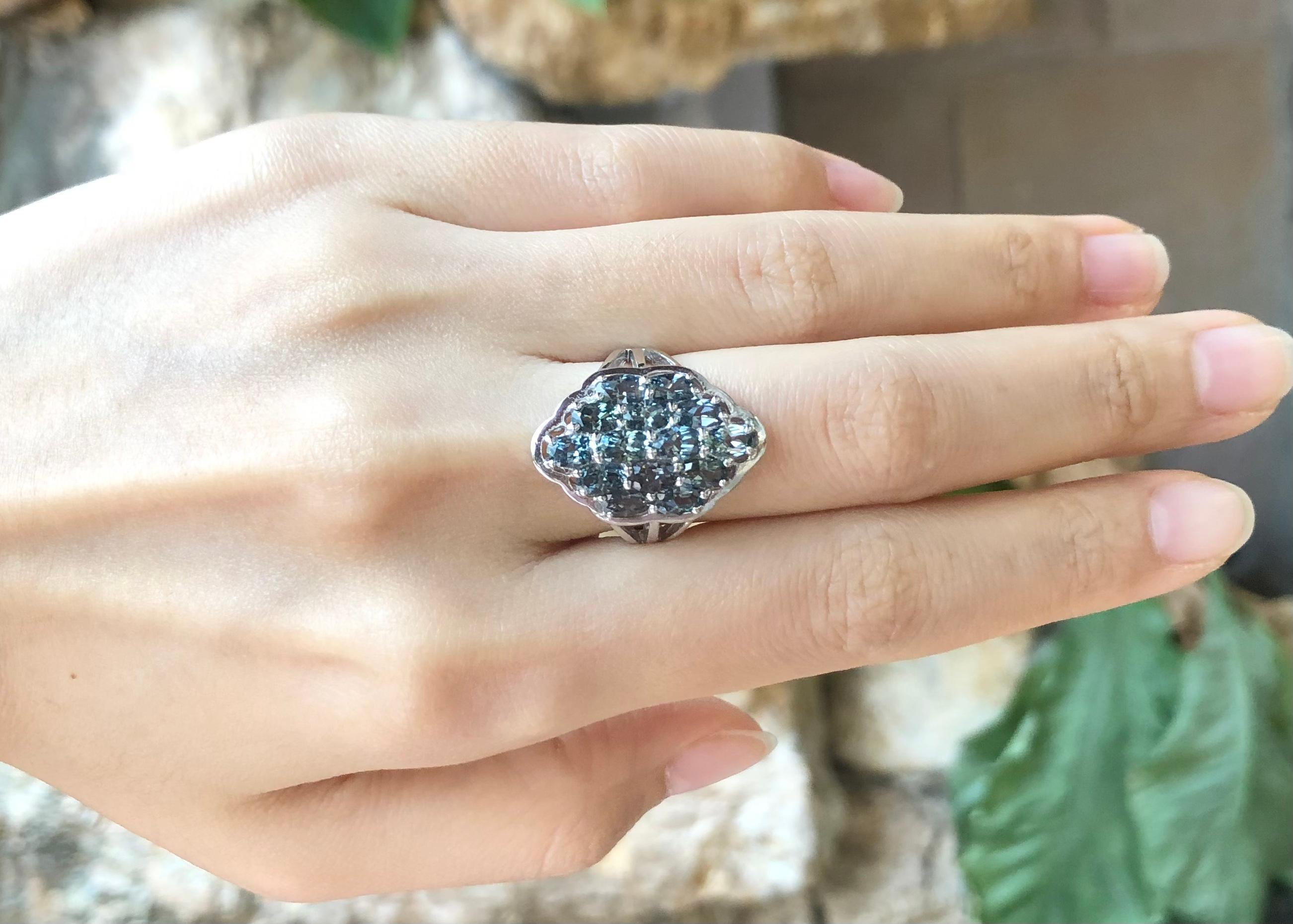 Bague en saphir vert sertie dans les paramètres argentés Pour femmes en vente