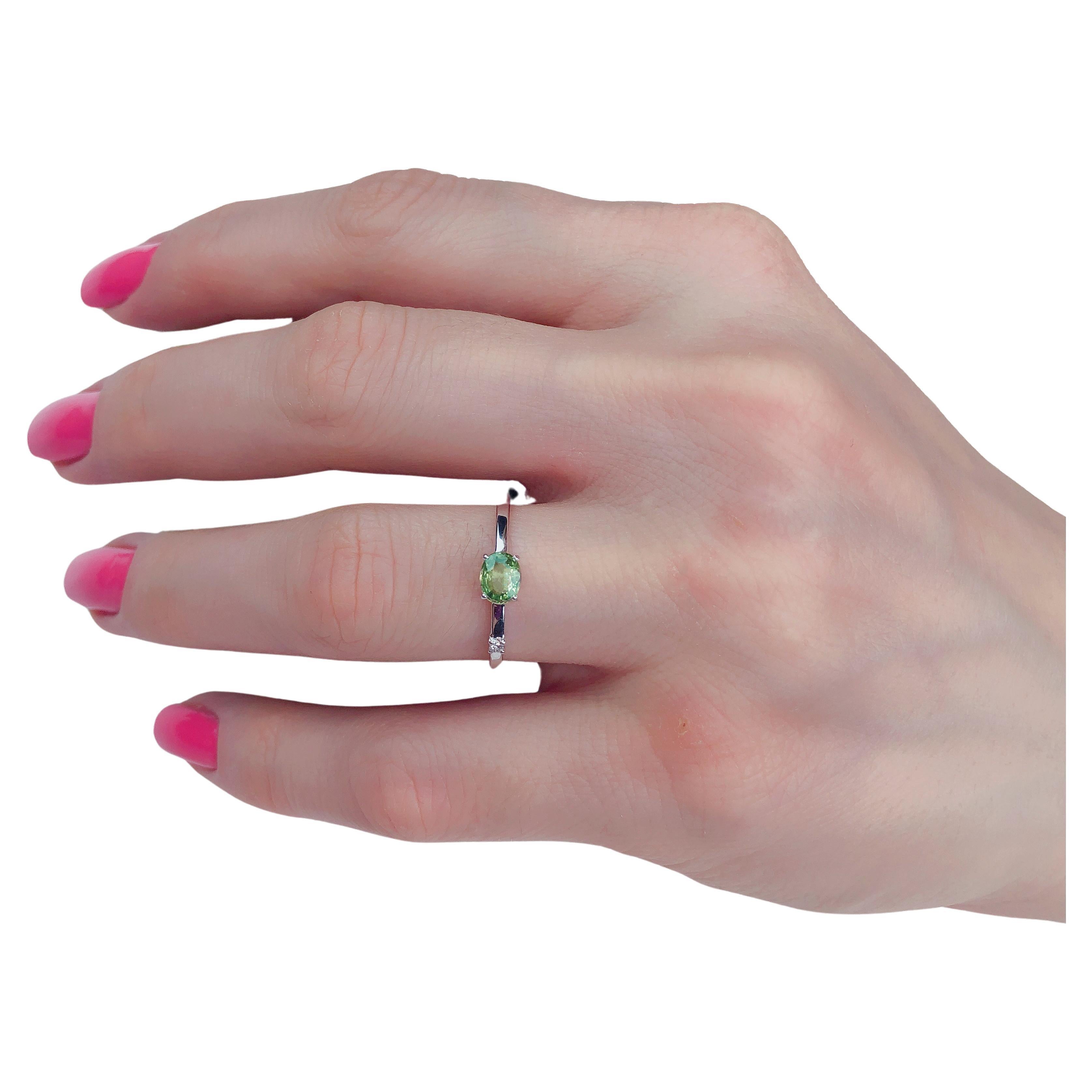 Stapelbarer Ring mit grünem Saphir. 