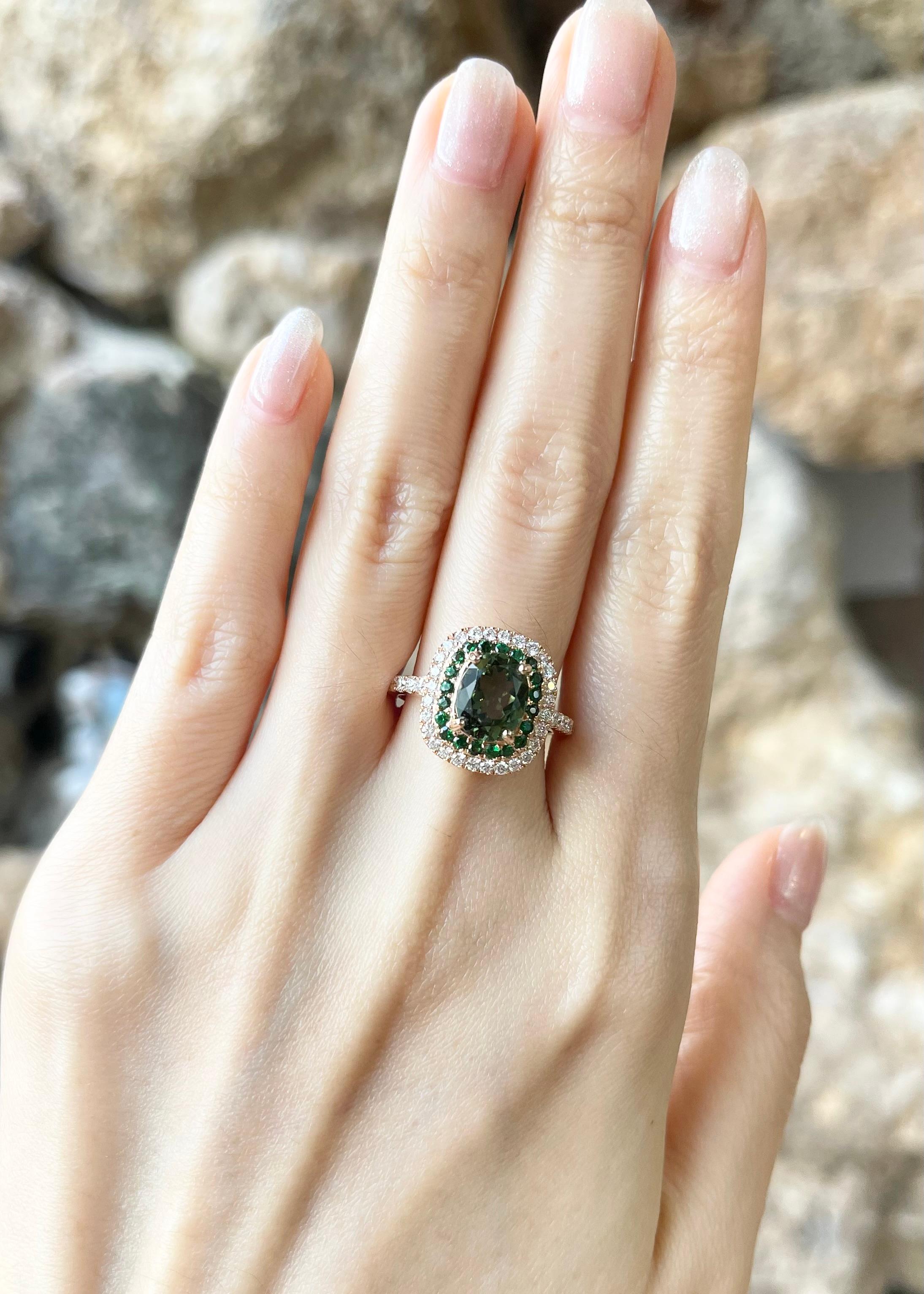 Saphir vert 1,83 carats, Tsavorite 0,40 carat et Diamant 0,58 carat Bague en or rose 18 carats

Largeur :  1.3 cm 
Longueur : 1.5 cm
Taille de l'anneau : 54
Poids total : 5,48 grammes


