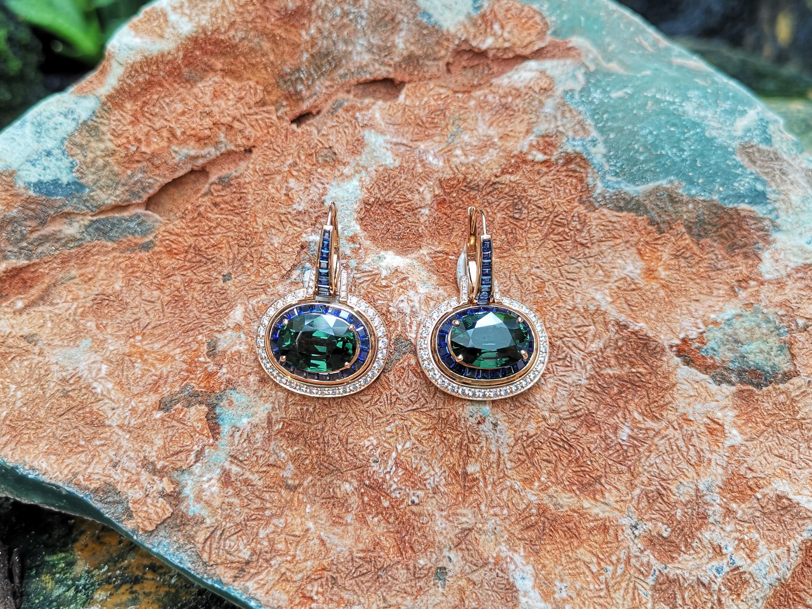Contemporain Boucles d'oreilles en or rose 18 carats avec saphir vert, saphir bleu et diamants en vente