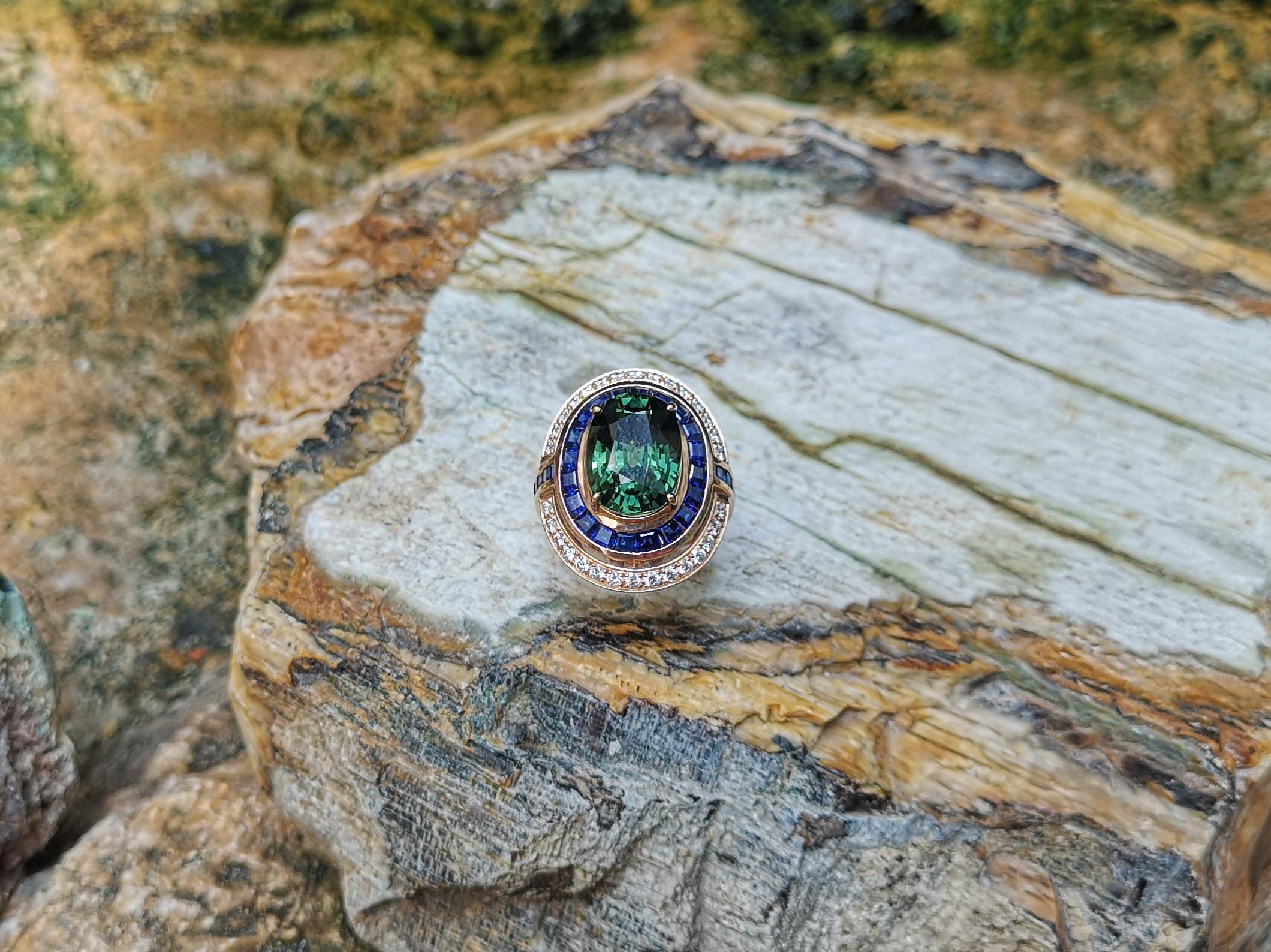 Green Sapphire with Blue Sapphire and Diamond Ring Set in 18 Karat Rose Gold For Sale 8