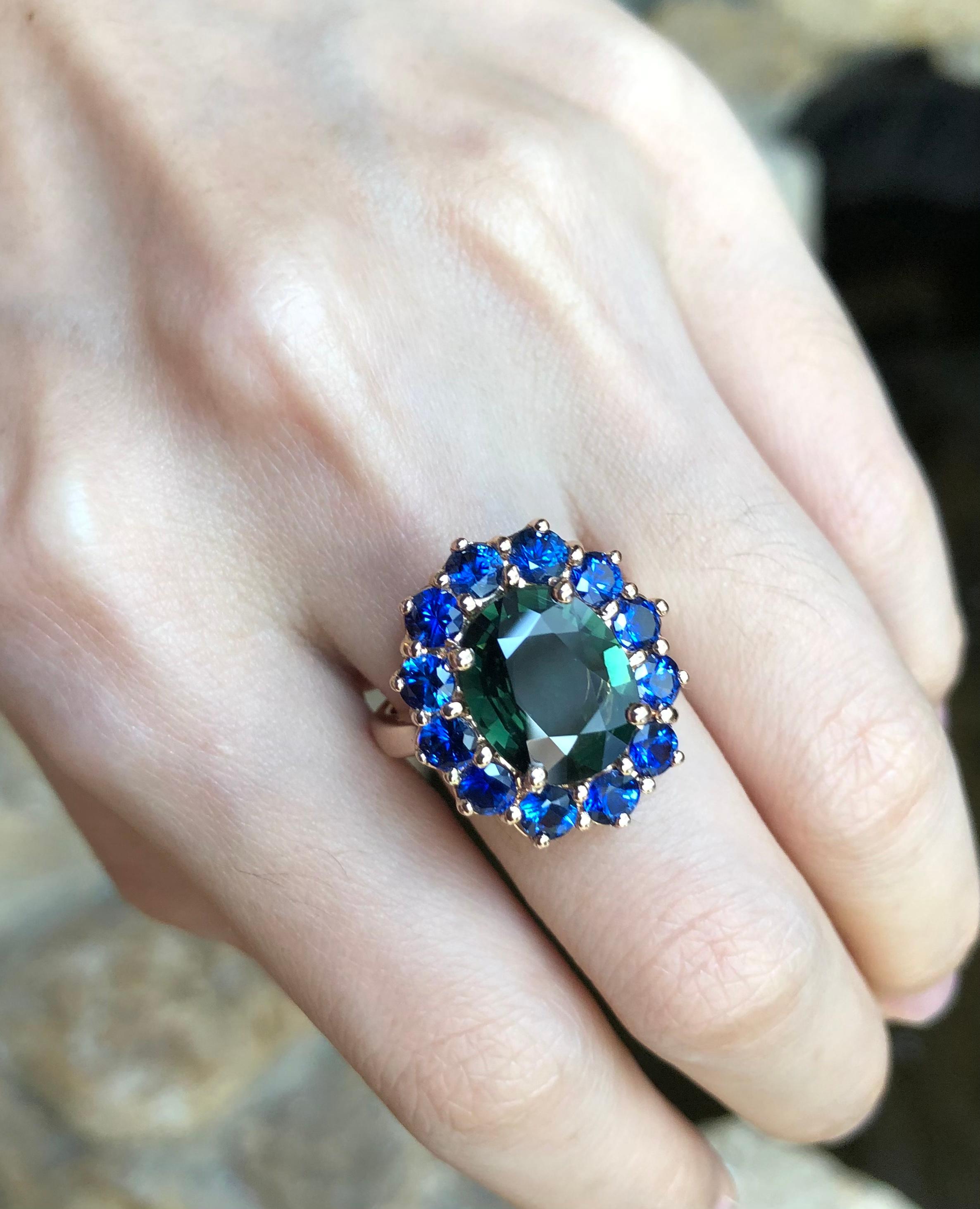 Contemporain Bague en or rose 18 carats sertie d'un saphir vert et d'un saphir bleu en vente