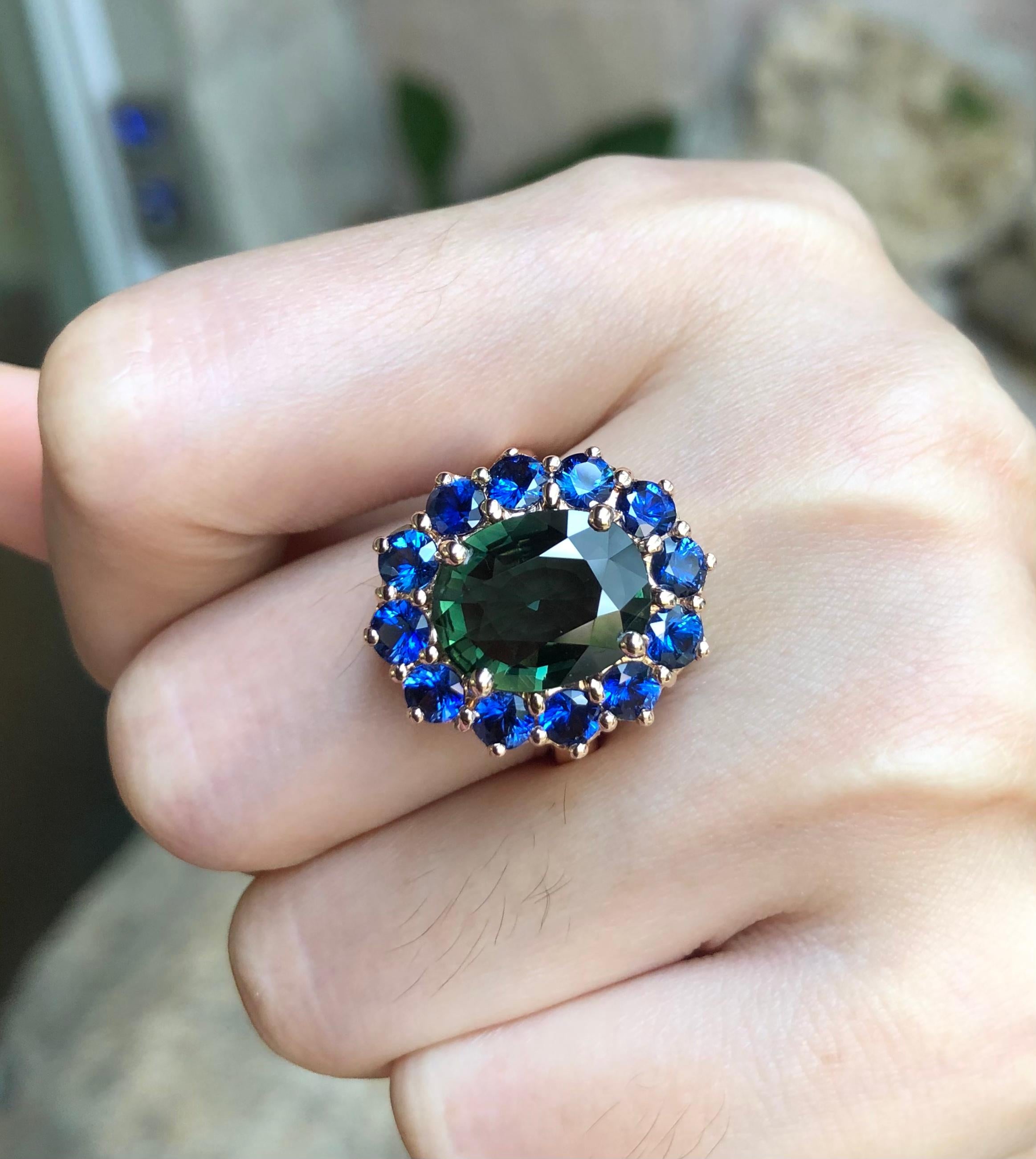 Contemporary Green Sapphire with Blue Sapphire Ring Set in 18 Karat Rose Gold Settings For Sale