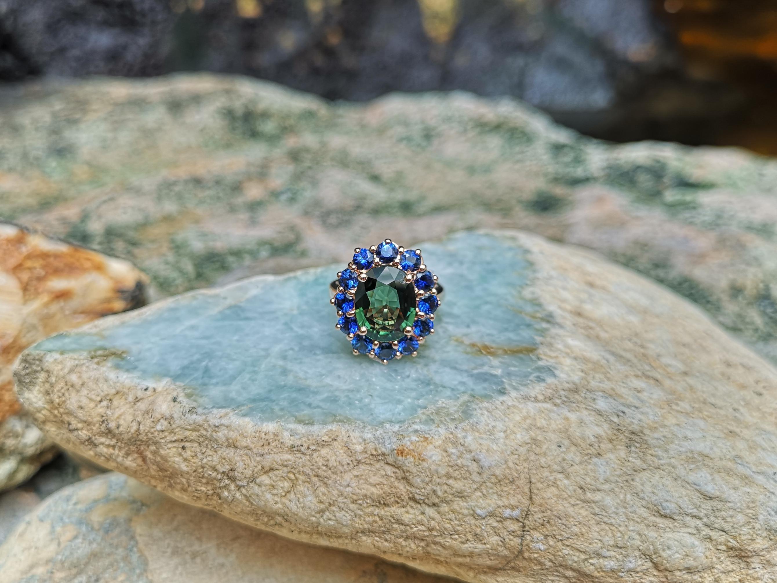 Green Sapphire with Blue Sapphire Ring Set in 18 Karat Rose Gold Settings In New Condition For Sale In Bangkok, TH