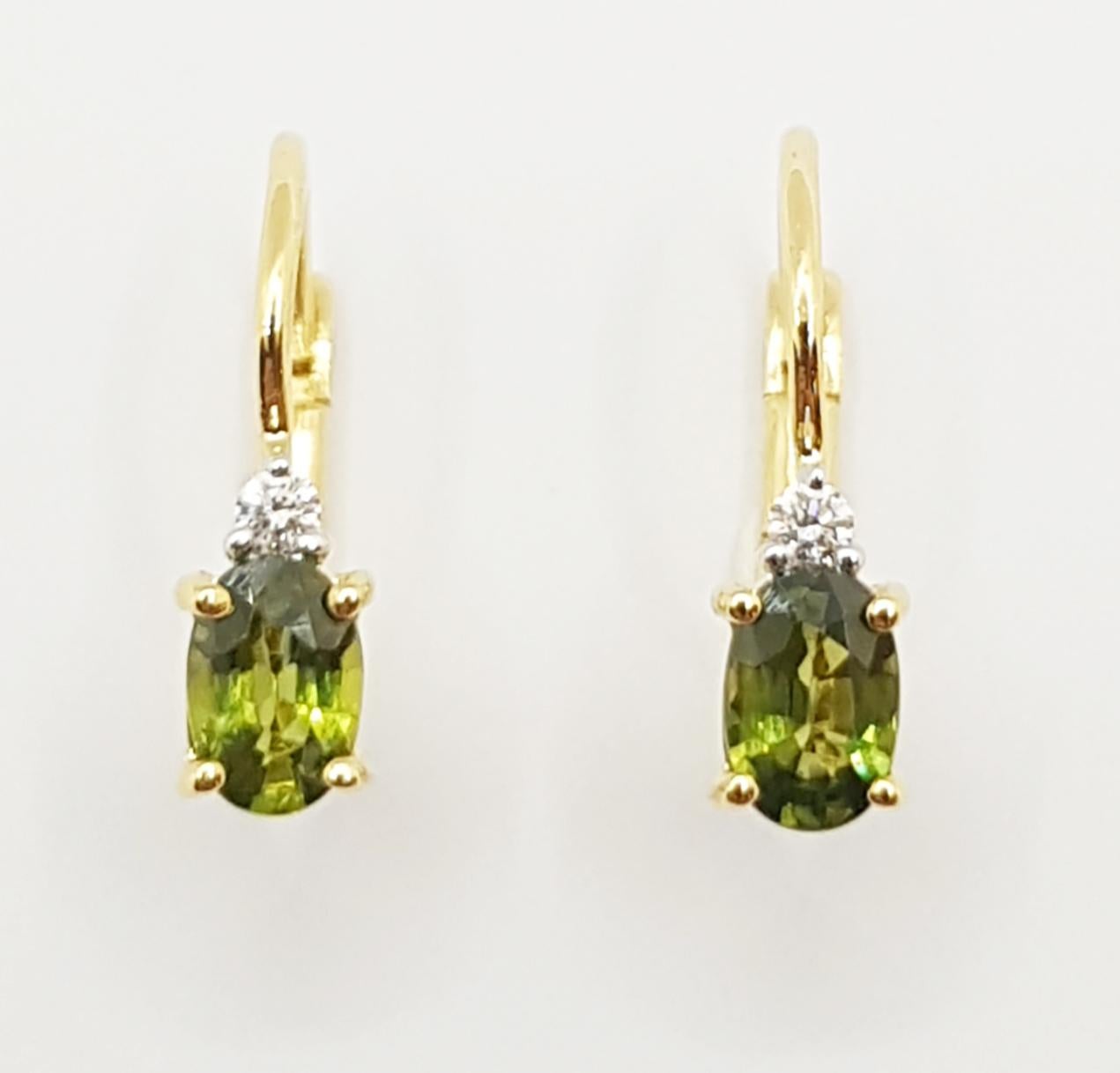 Contemporaneo Orecchini con zaffiro verde e diamanti con montatura in oro 18 carati in vendita