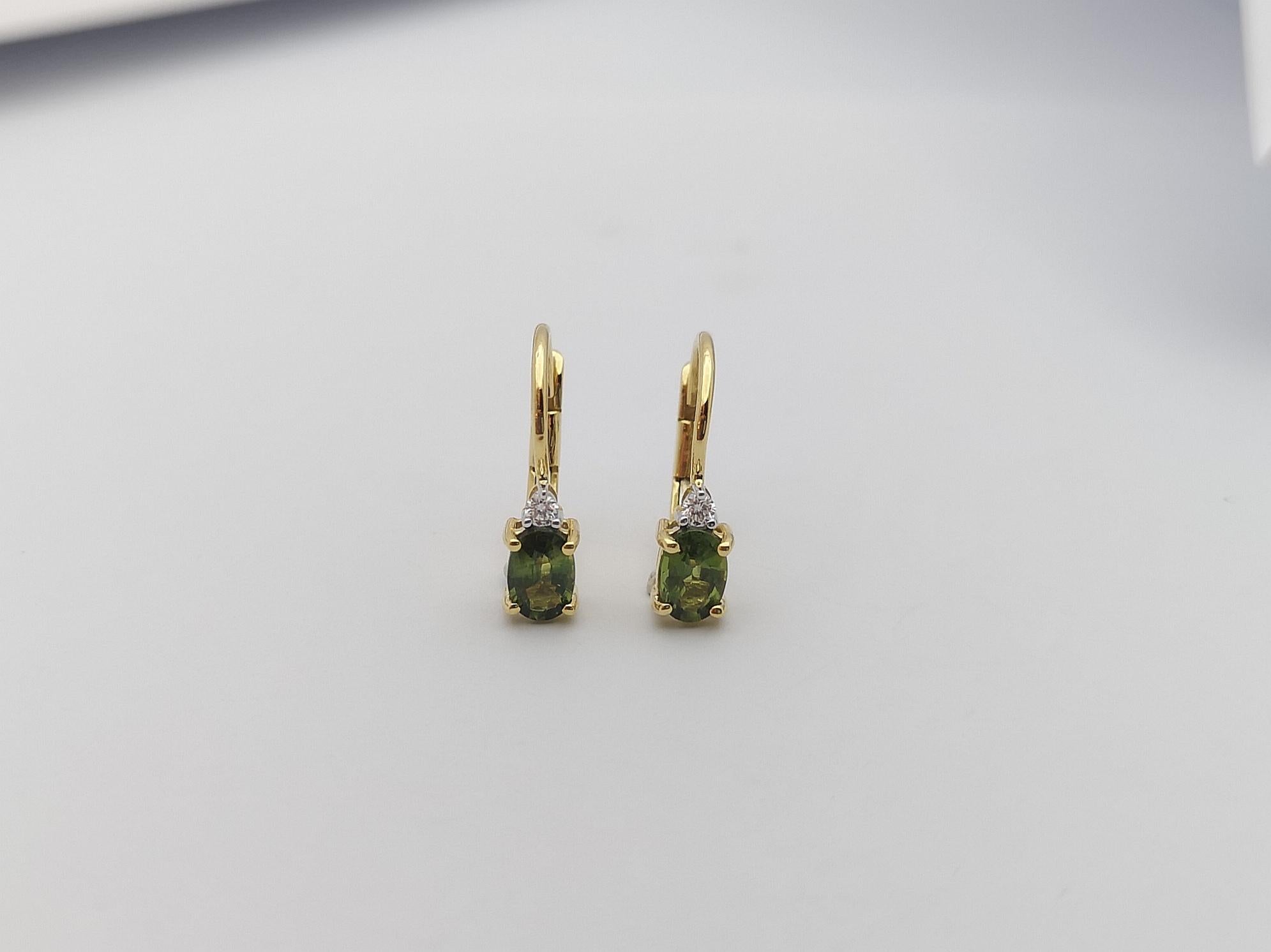 Taglio ovale Orecchini con zaffiro verde e diamanti con montatura in oro 18 carati in vendita