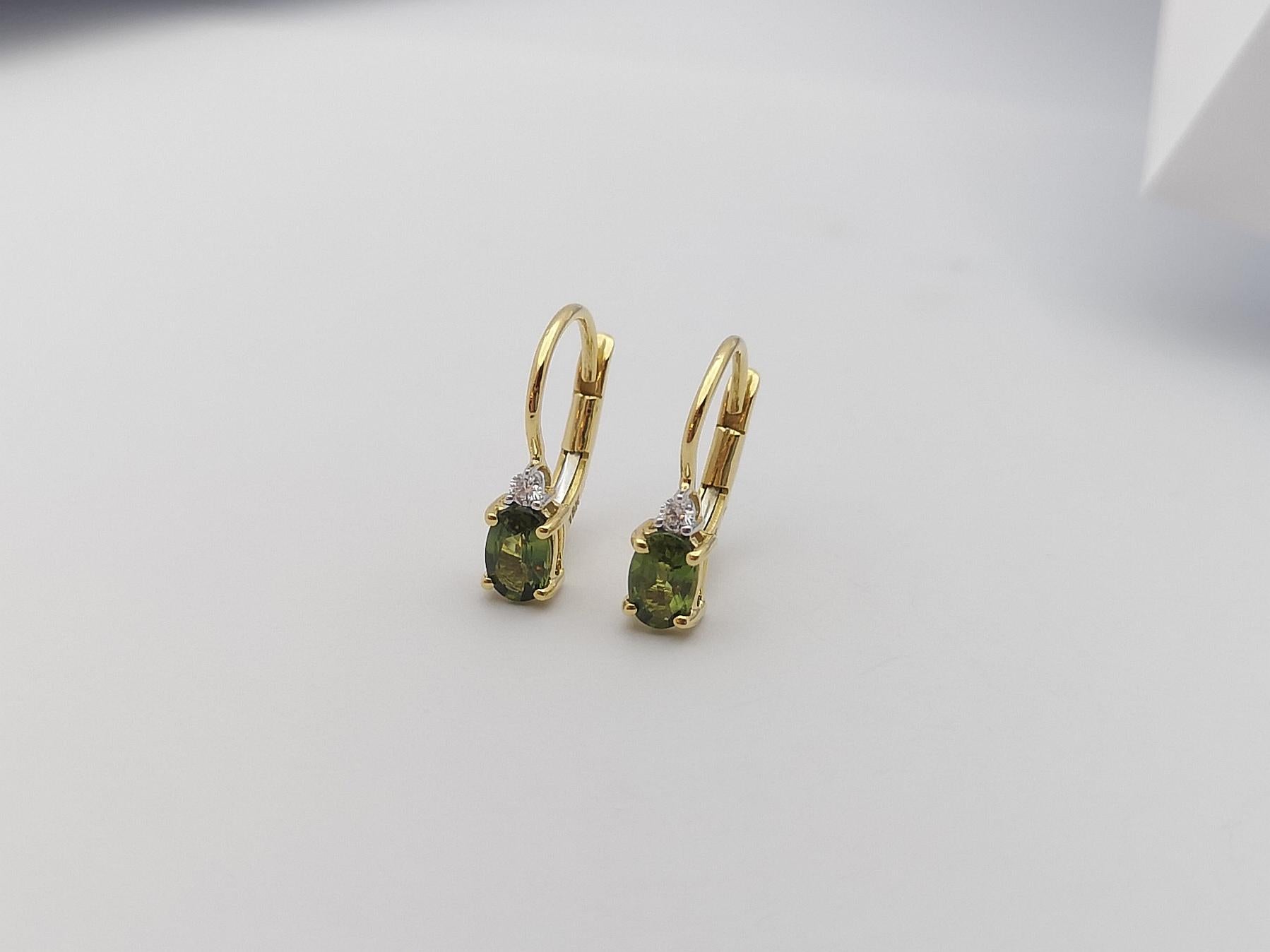 Orecchini con zaffiro verde e diamanti con montatura in oro 18 carati In condizioni Nuovo in vendita a Bangkok, TH