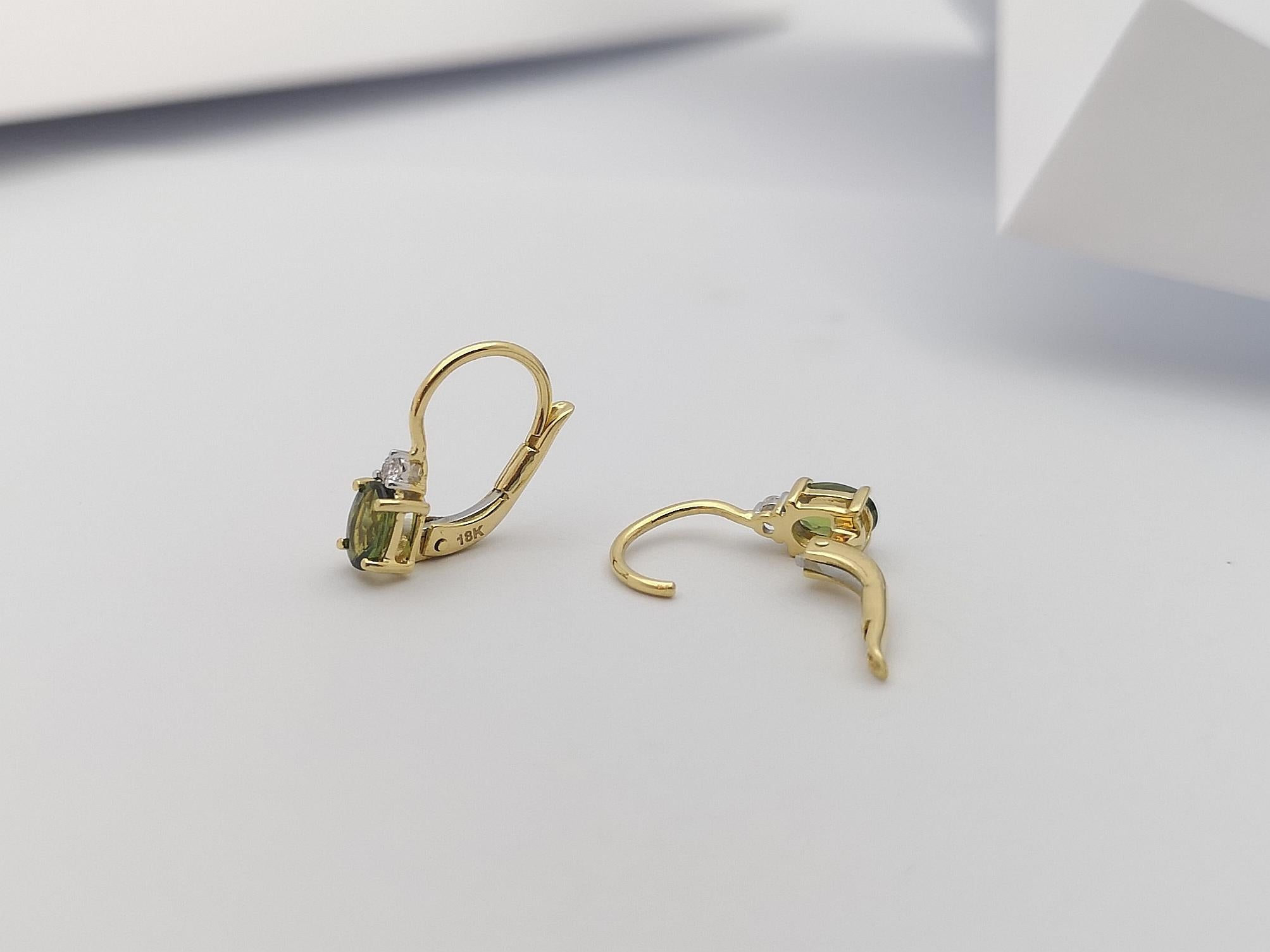 Orecchini con zaffiro verde e diamanti con montatura in oro 18 carati in vendita 1