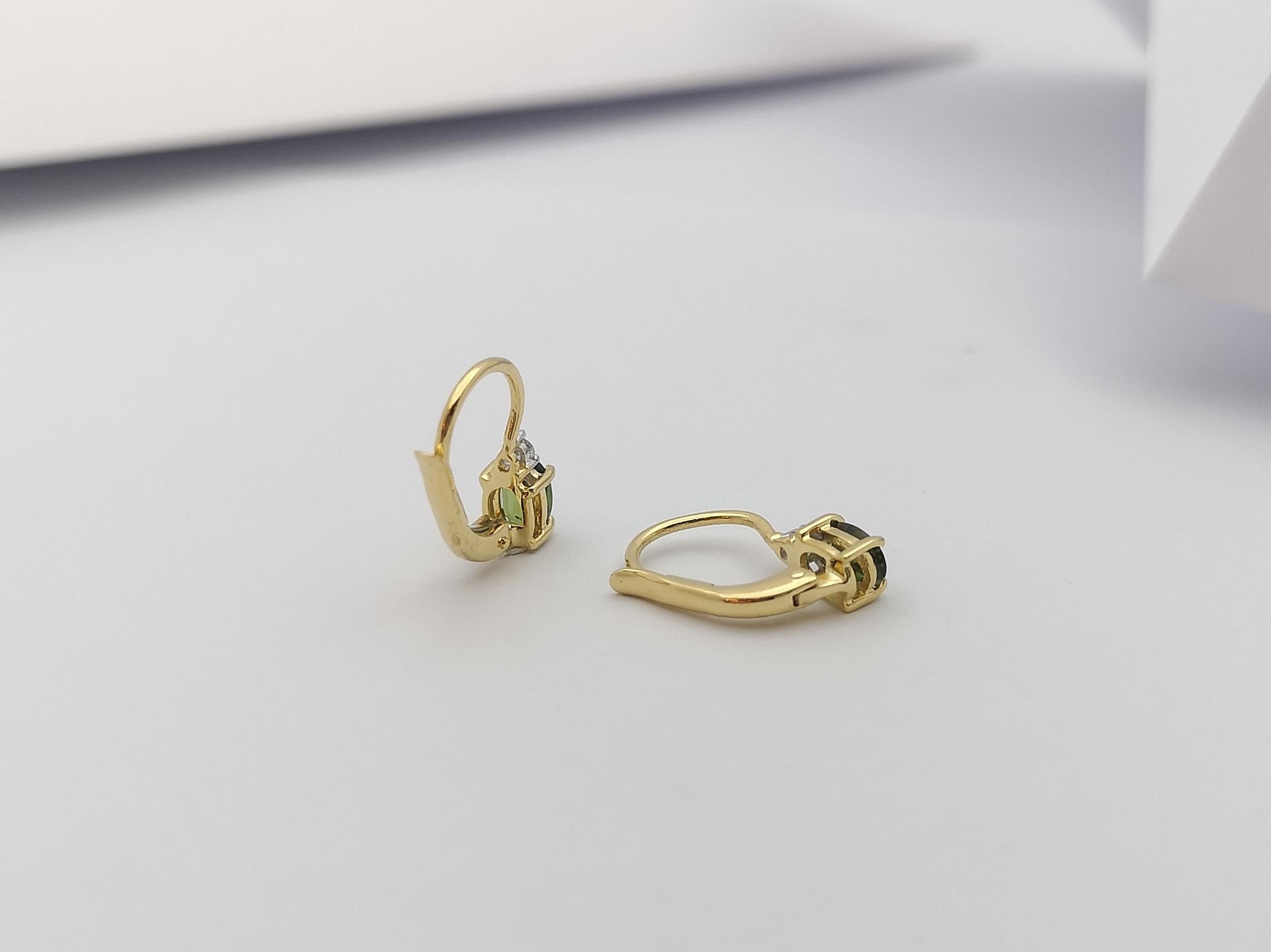 Orecchini con zaffiro verde e diamanti con montatura in oro 18 carati in vendita 2
