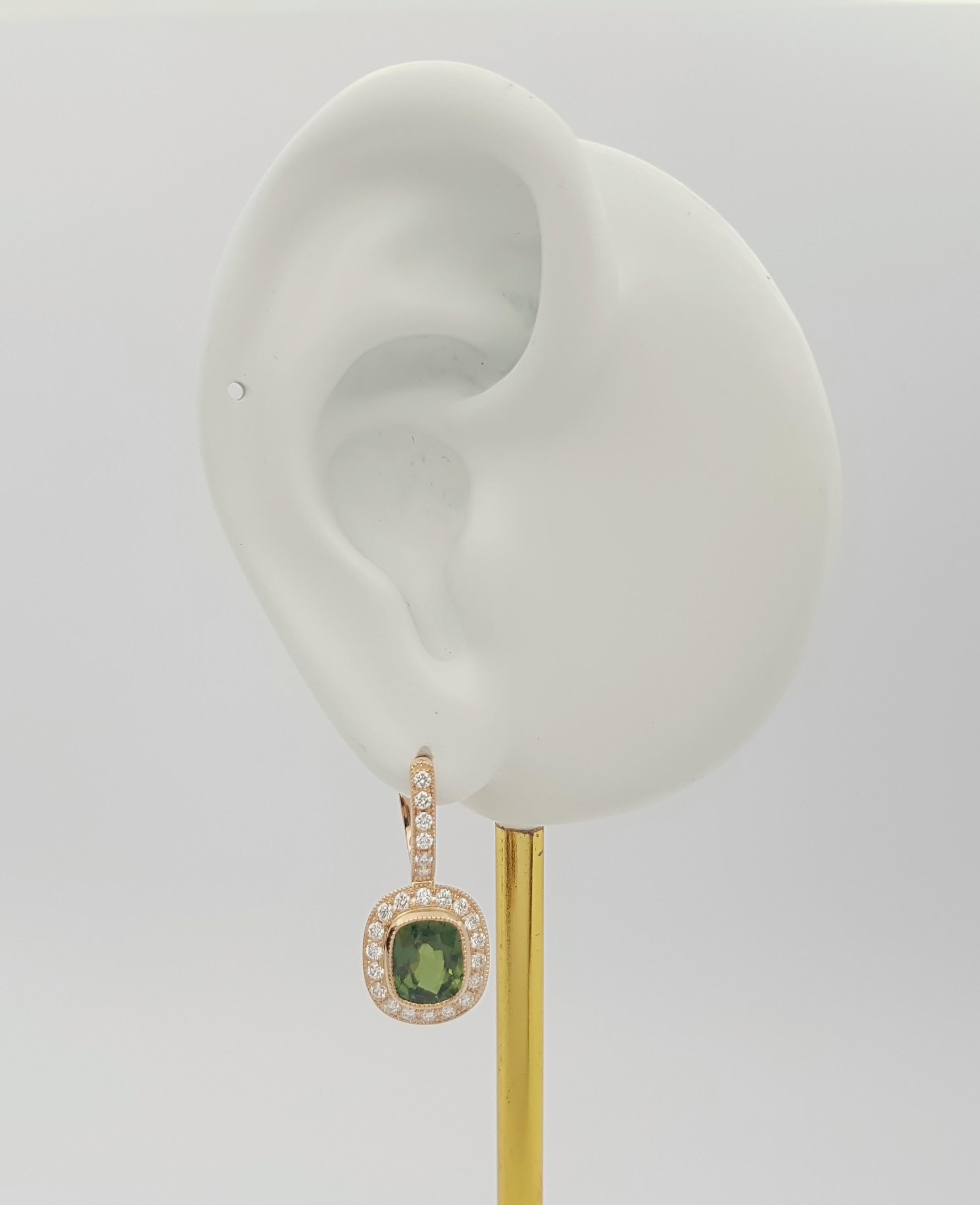 Orecchini con zaffiro verde da 3,87 carati e diamante da 0,61 carati con montatura in oro rosa 18 carati
incastonati in castoni d'oro 18 carati

Larghezza: 1,1 cm 
Lunghezza: 2,3 cm
Peso totale: 5,46 grammi

