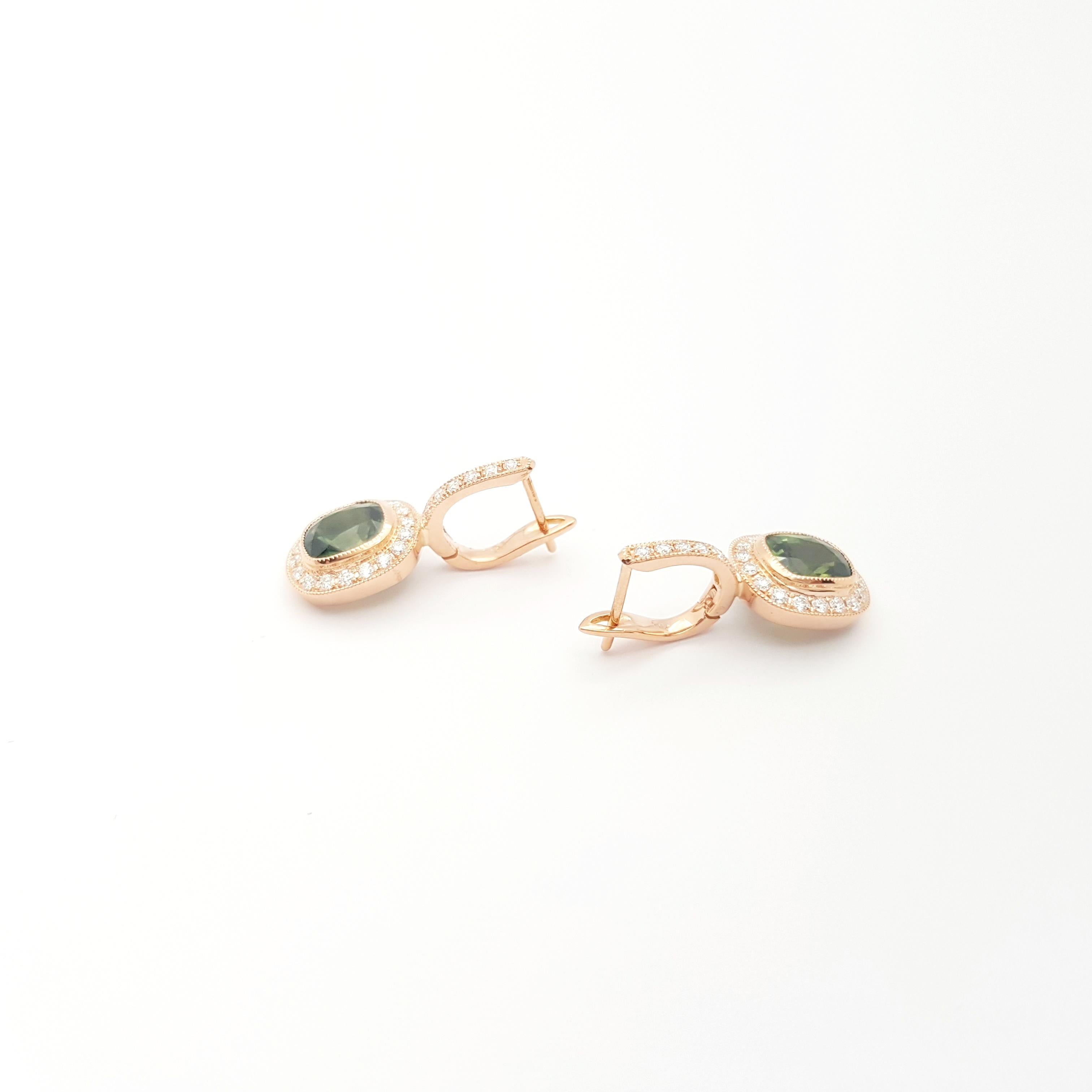 Orecchini con zaffiro verde e diamanti con montatura in oro rosa 18 carati In condizioni Nuovo in vendita a Bangkok, TH