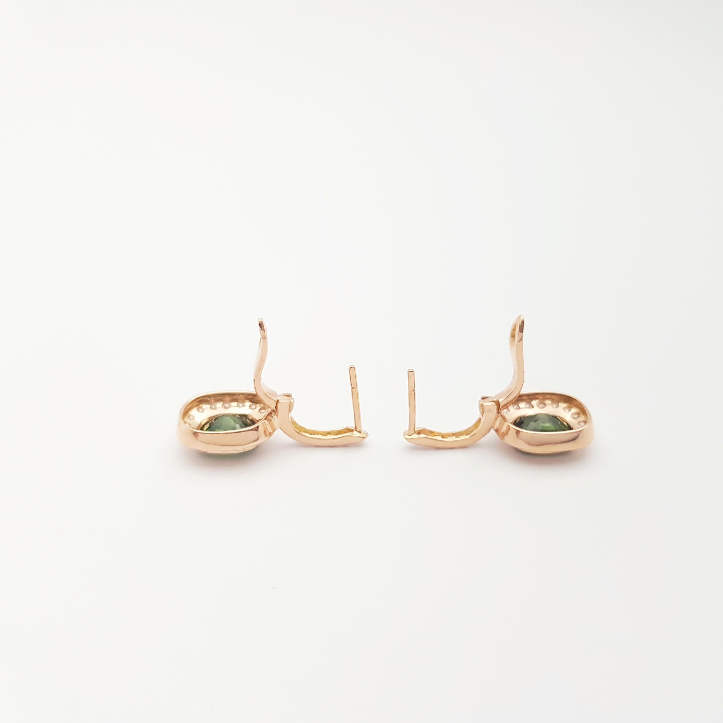 Orecchini con zaffiro verde e diamanti con montatura in oro rosa 18 carati in vendita 1