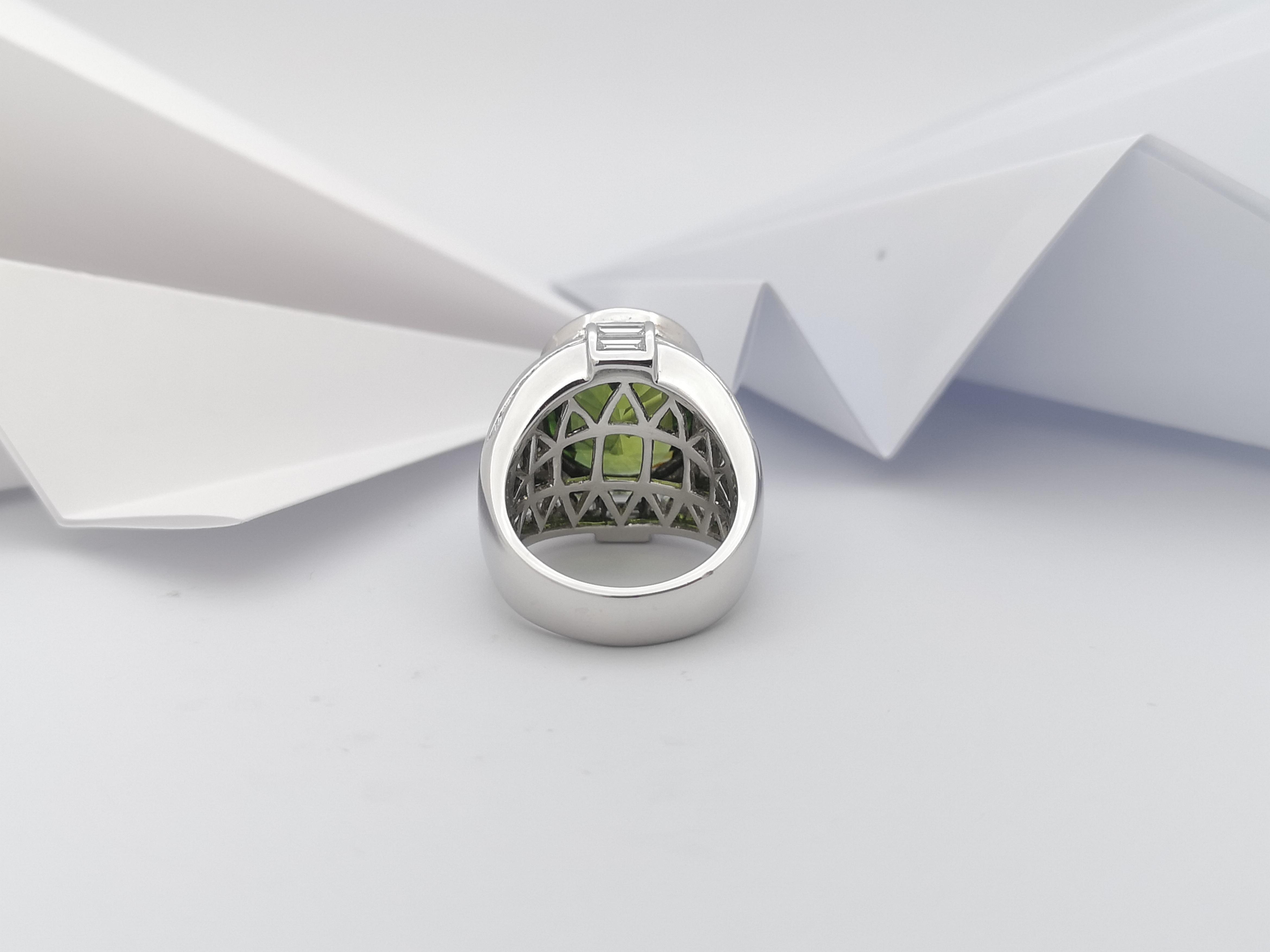 Green Sapphire with Diamond Ing Set in 18 Karat White Gold Settings For Sale 1