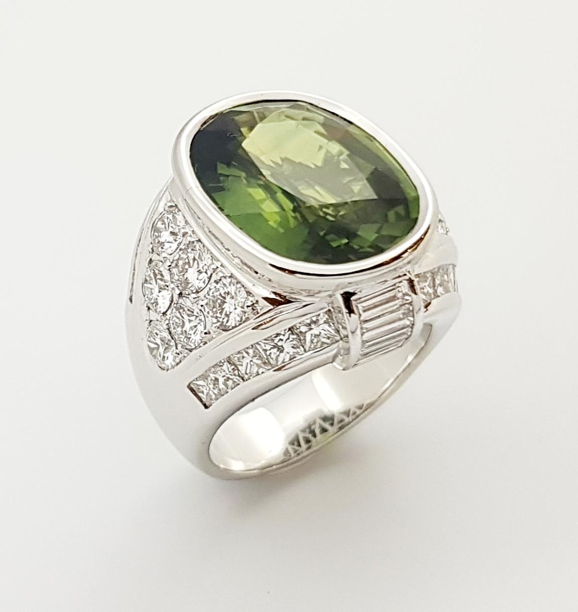 Green Sapphire with Diamond Ing Set in 18 Karat White Gold Settings For Sale 4