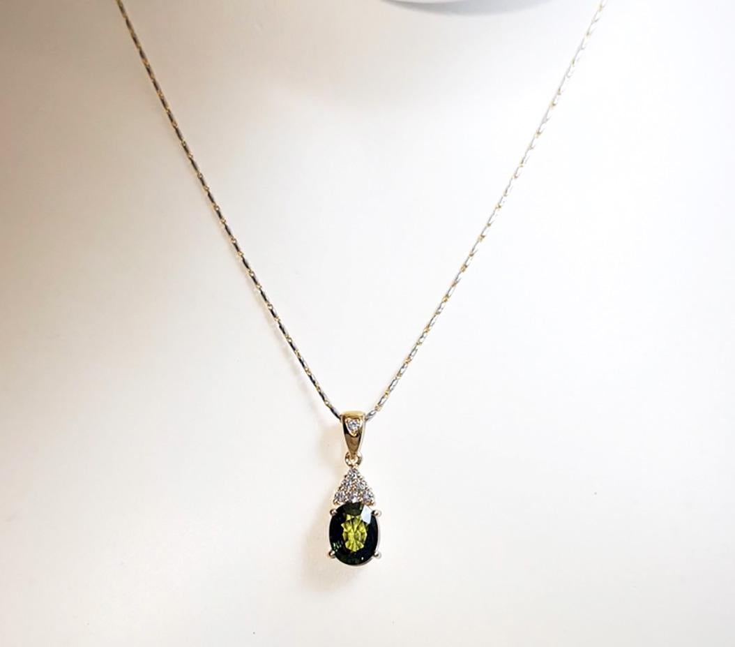 Grüner Saphir 1,99 Karat mit Diamant 0,14 Karat Anhänger in 18K Goldfassung
(Kette nicht enthalten)

Breite: 0,8 cm 
Länge: 2.2 cm
Gesamtgewicht: 2,75 Gramm

