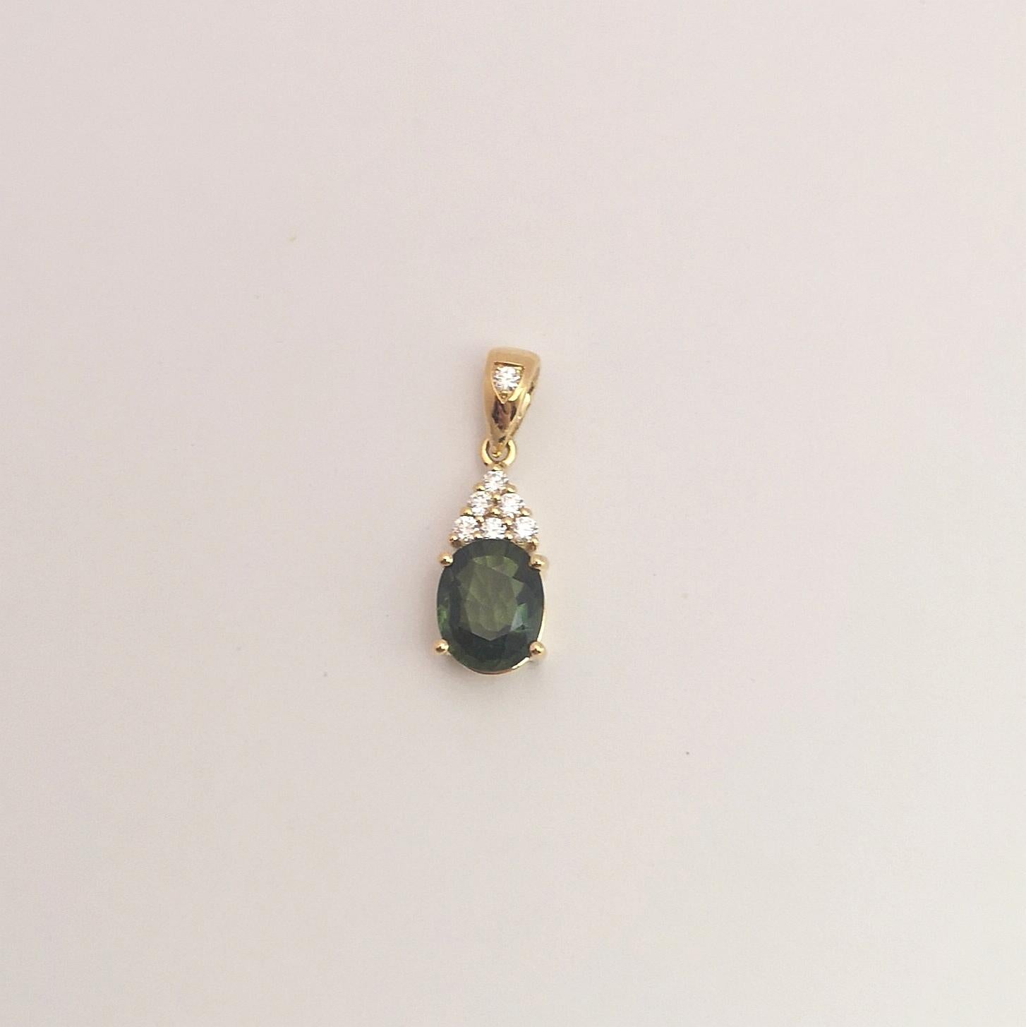 Grüner Saphir mit Diamant-Anhänger in 18 Karat Goldfassungen gefasst (Ovalschliff) im Angebot