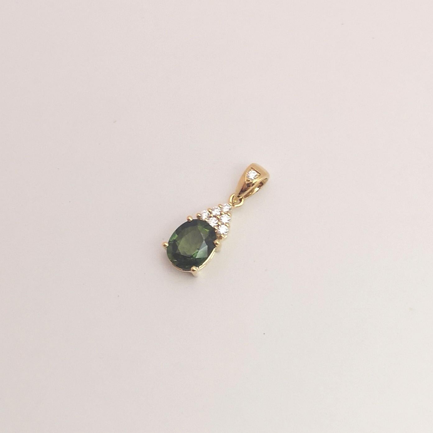 Grüner Saphir mit Diamant-Anhänger in 18 Karat Goldfassungen gefasst im Zustand „Neu“ im Angebot in Bangkok, TH