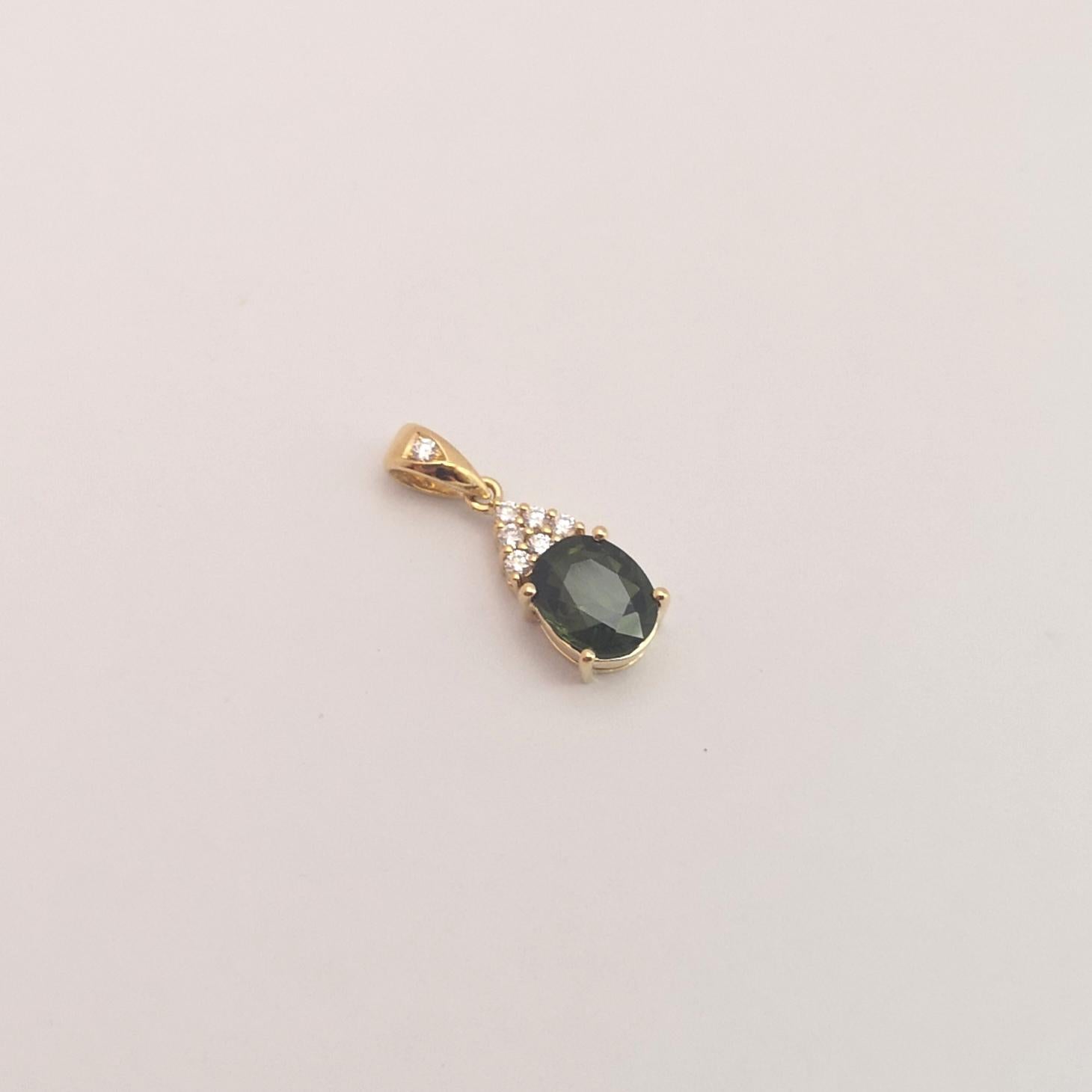 Grüner Saphir mit Diamant-Anhänger in 18 Karat Goldfassungen gefasst Damen im Angebot