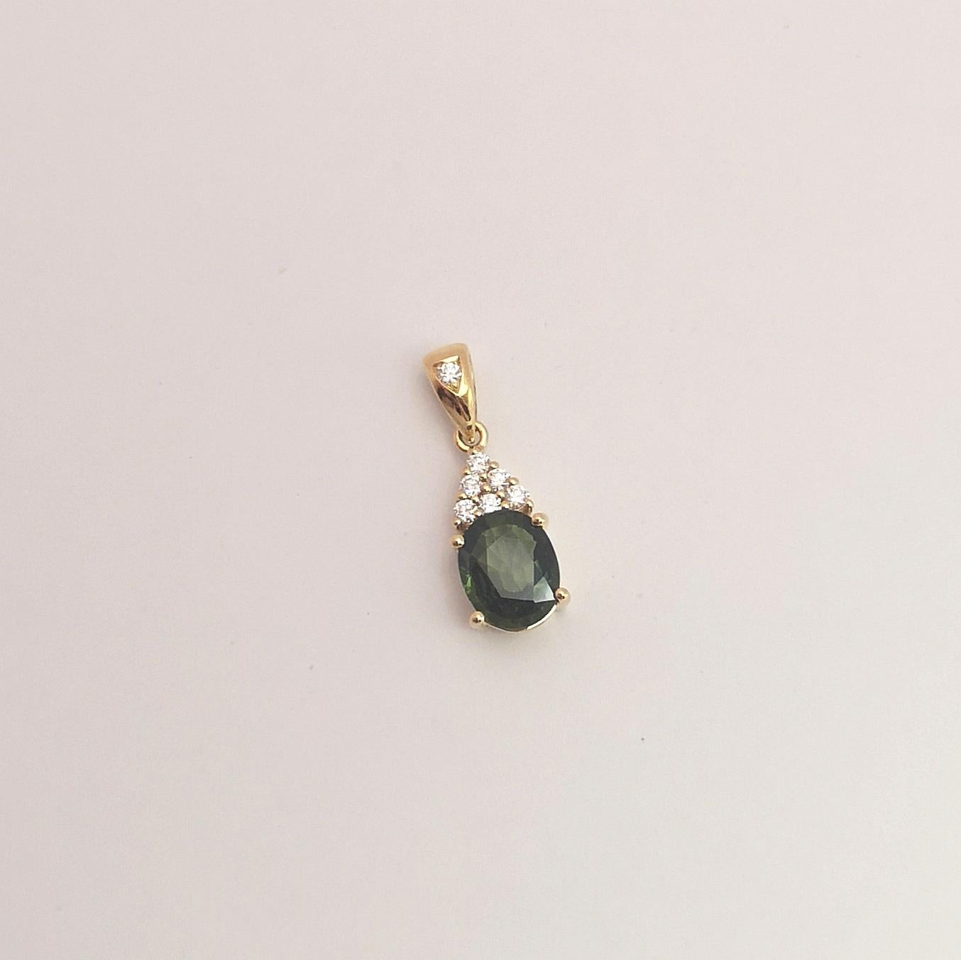 Grüner Saphir mit Diamant-Anhänger in 18 Karat Goldfassungen gefasst im Angebot 1