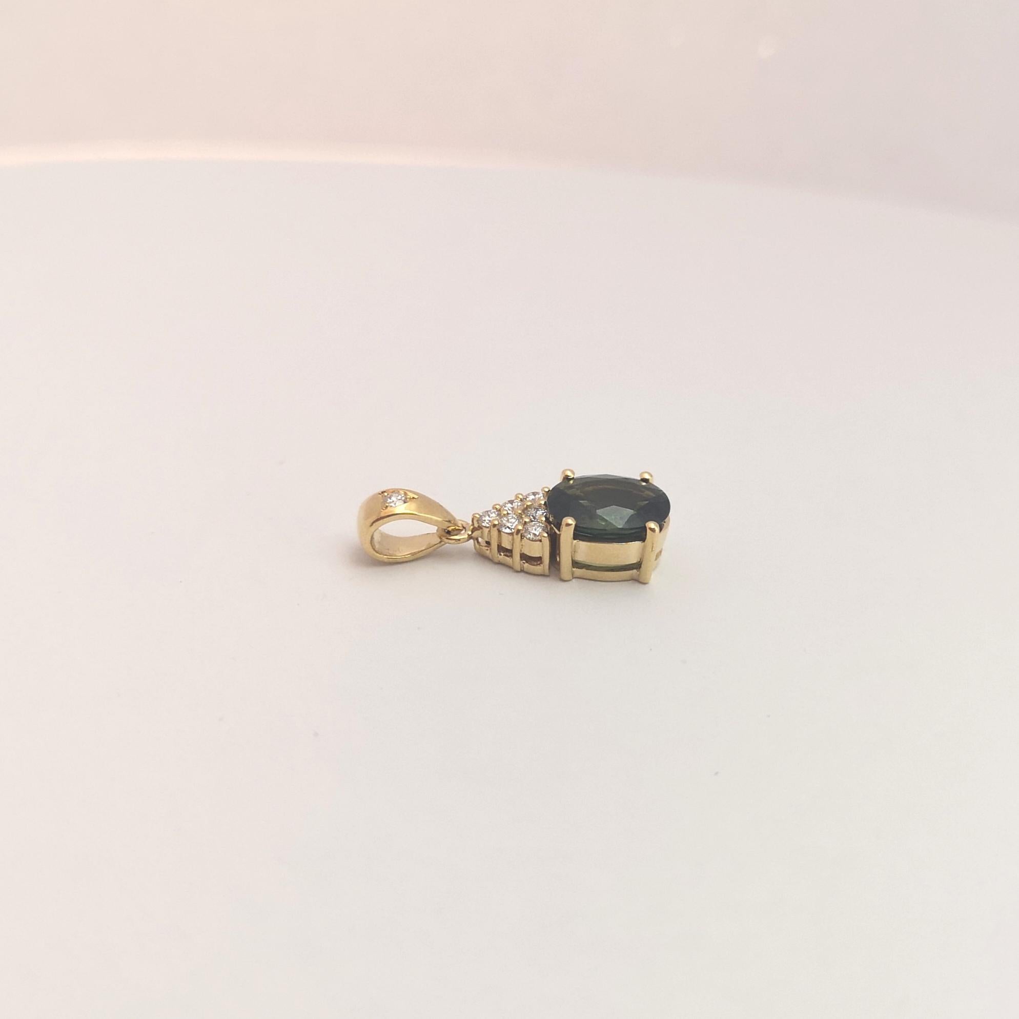 Grüner Saphir mit Diamant-Anhänger in 18 Karat Goldfassungen gefasst im Angebot 2