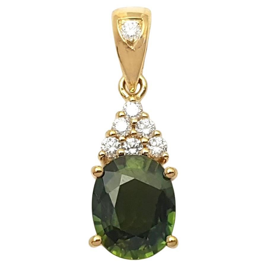 Grüner Saphir mit Diamant-Anhänger in 18 Karat Goldfassungen gefasst