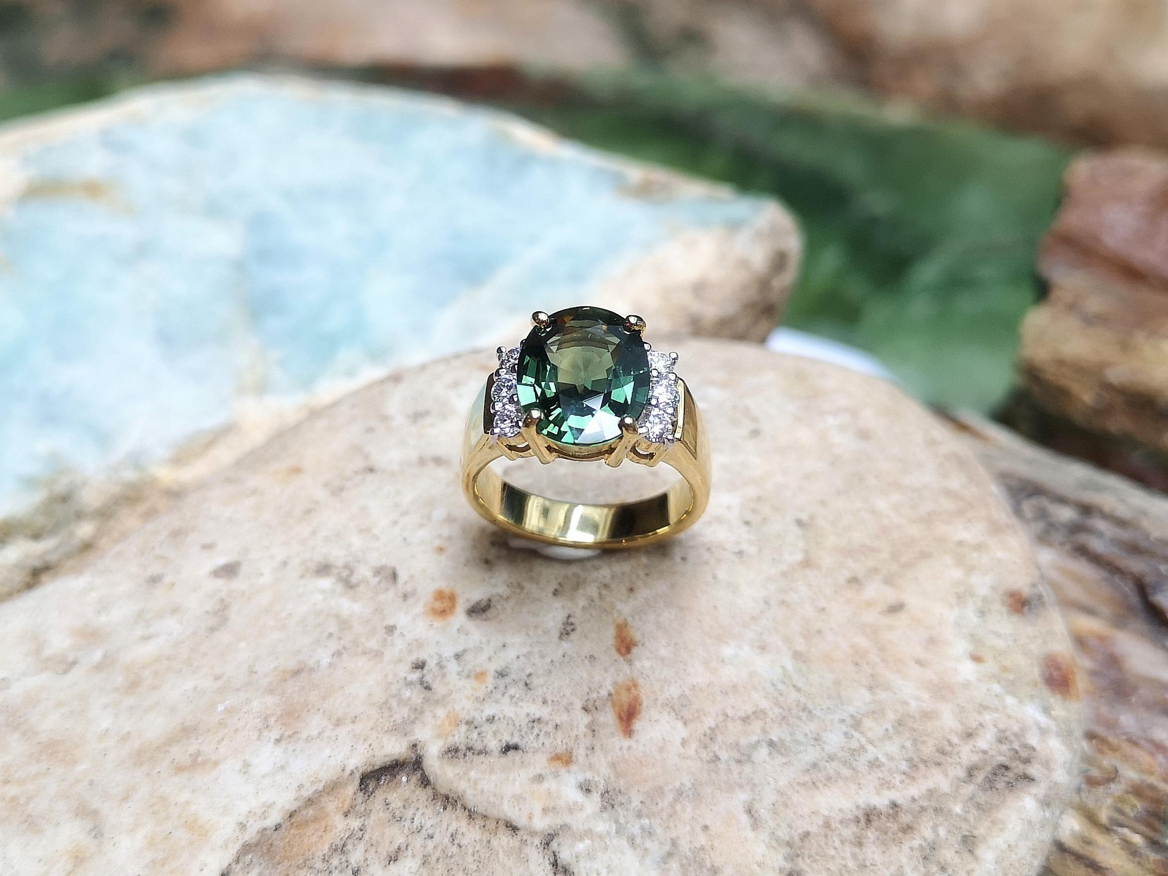 Green Sapphire with Diamond Ring Set in 18 Karat Gold Settings For Sale 1