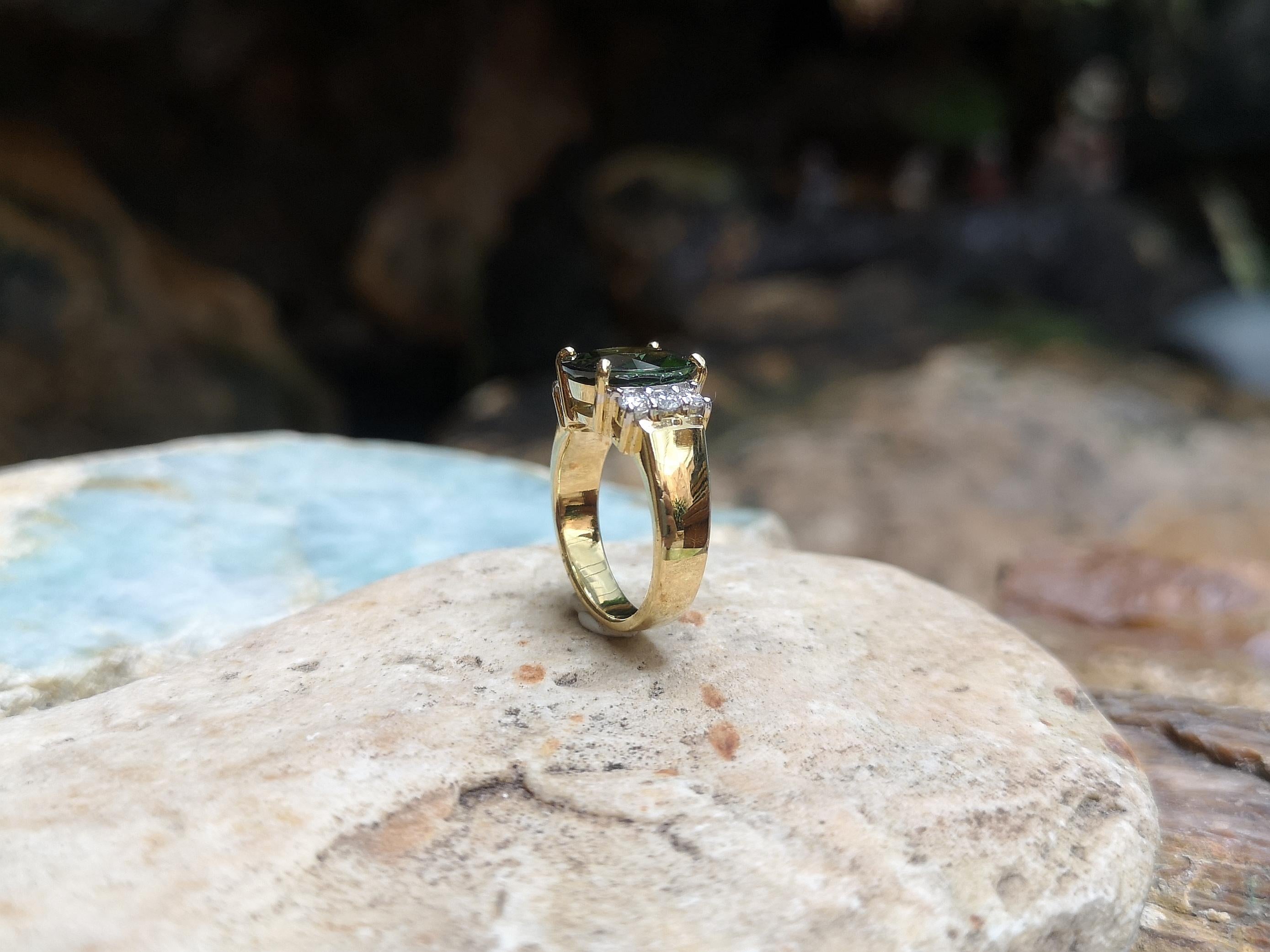 Green Sapphire with Diamond Ring Set in 18 Karat Gold Settings For Sale 2