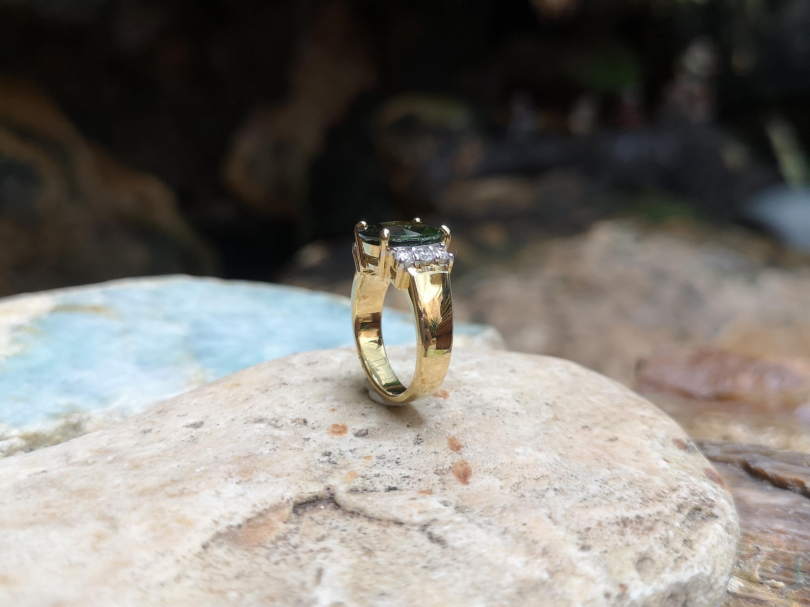 Bague en or 18 carats sertie d'un saphir vert et de diamants en vente 5
