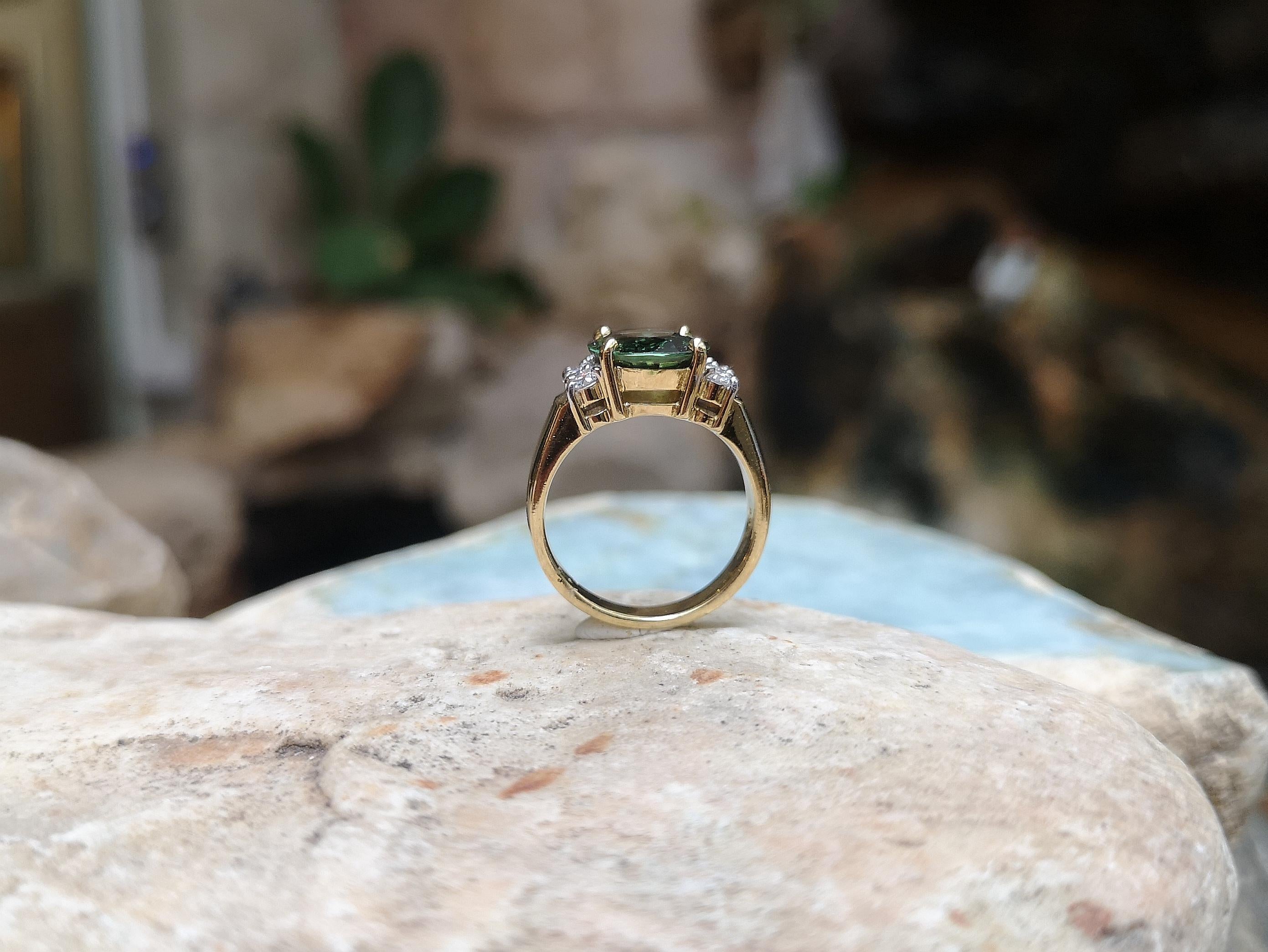 Bague en or 18 carats sertie d'un saphir vert et de diamants en vente 6